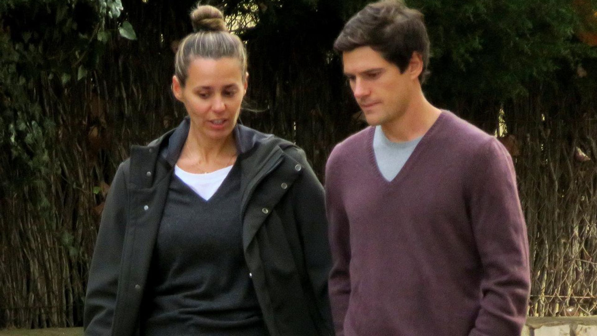 Claudia Osborne y José Entrecanales, otoñal paseo junto a su hija, Micaela, de cinco meses