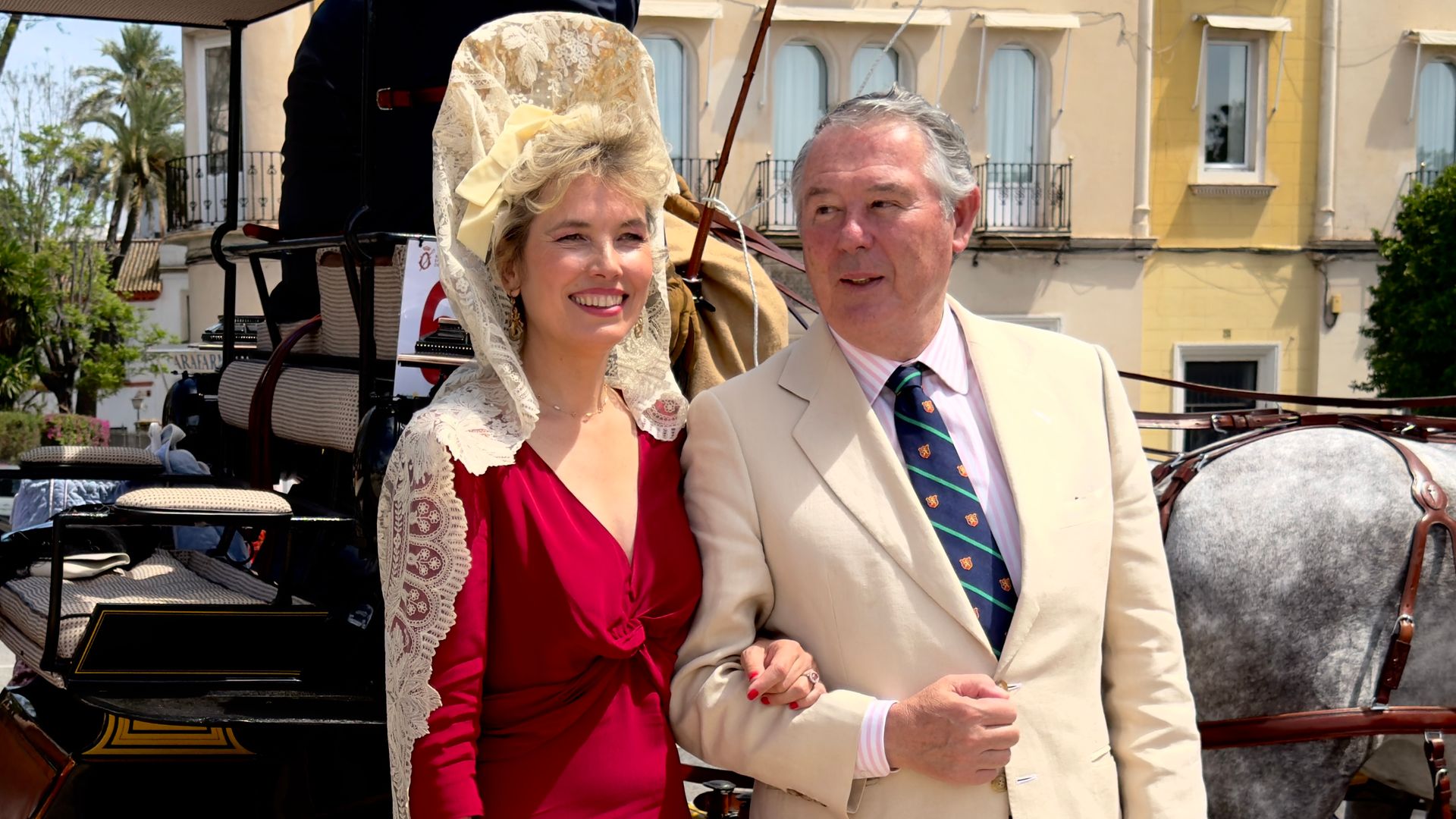 Alejandra Salinas, mujer de José María Michavila, deslumbra en la Exhibición de Enganches de Sevilla, con mantilla blanca y en un elegante carruaje