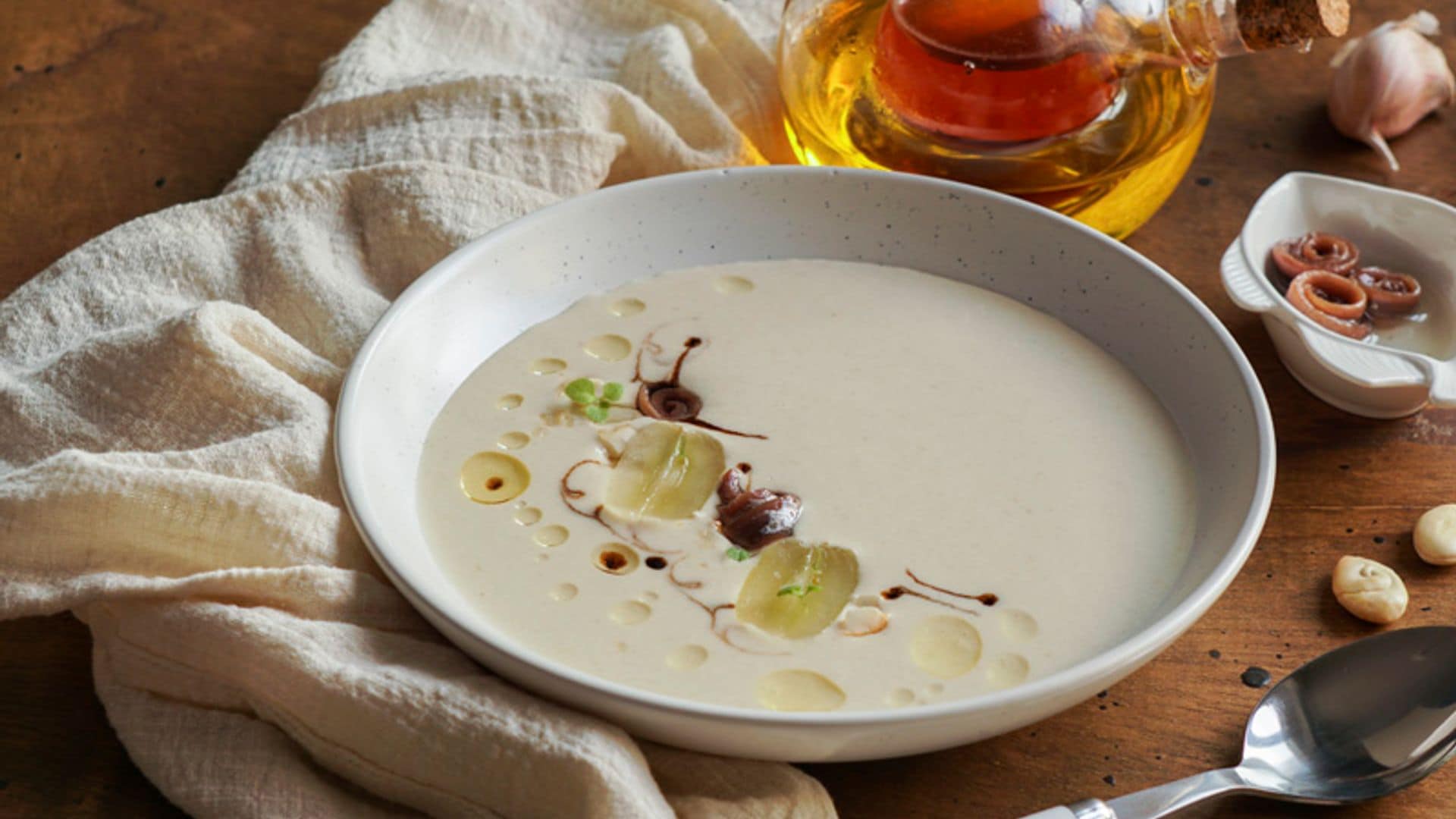 Gazpacho de almendras con uvas