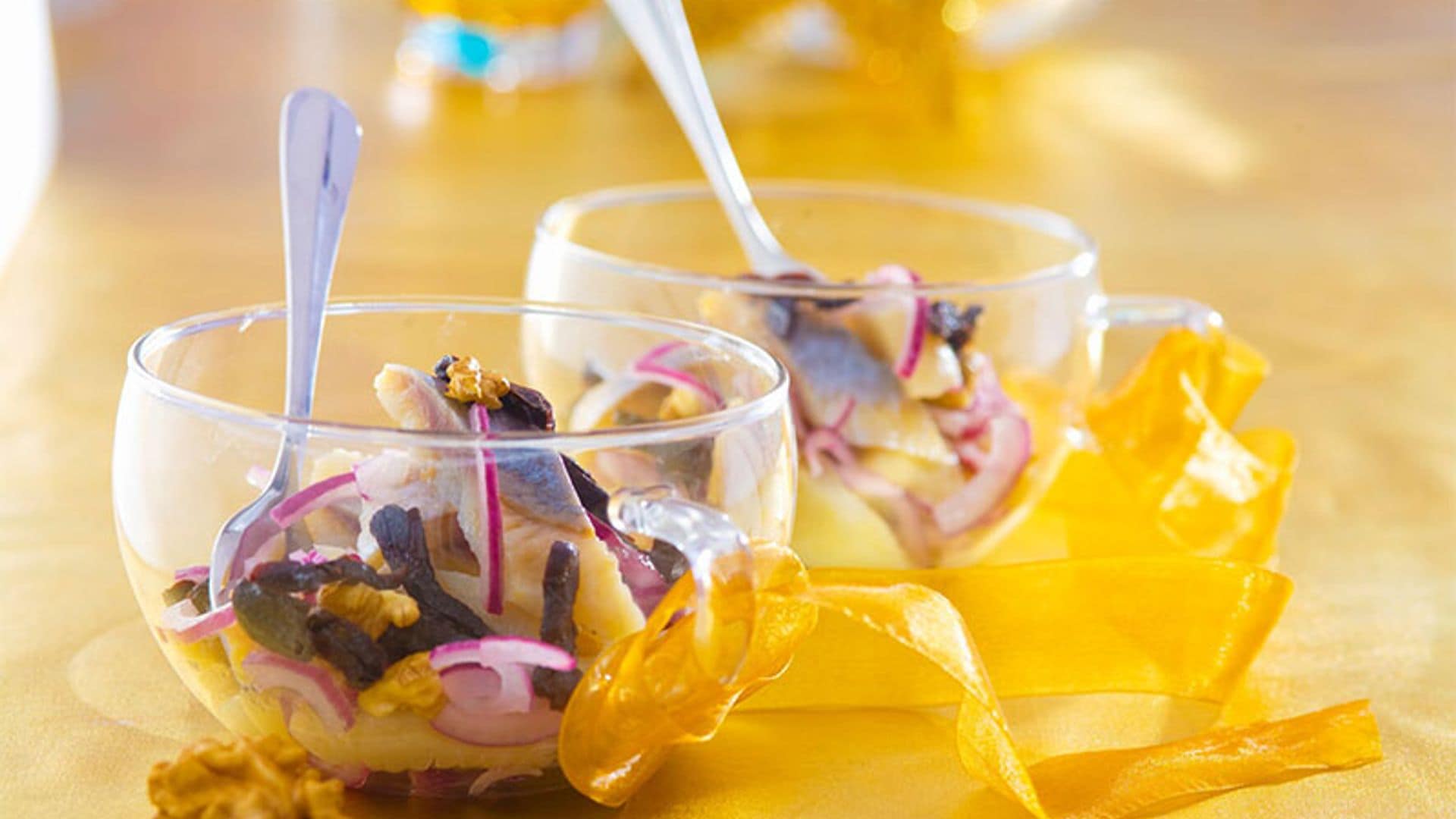 Aperitivo de arenque con cebolla roja, nueces y ciruelas