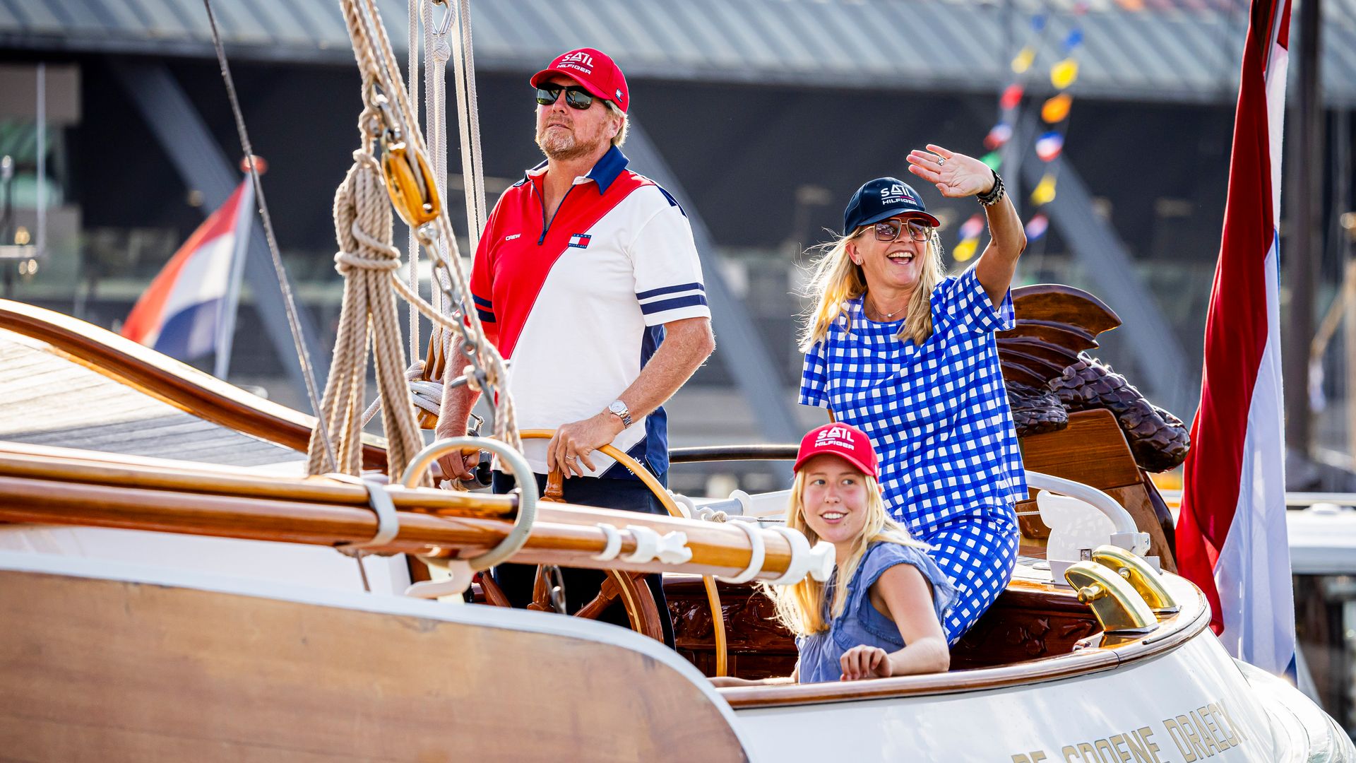 La condesa Luana, sobrina del rey Guillermo de Holanda, navegan en el barco Groene Draeck durante un evento de la agenda real