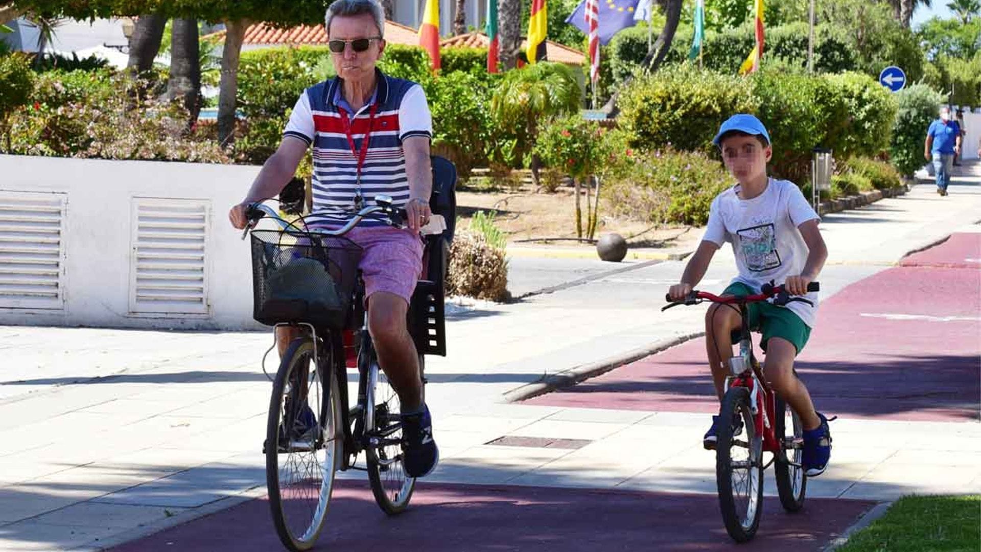Ortega Cano, visiblemente recuperado, disfruta de un 'verano azul' con su hijo