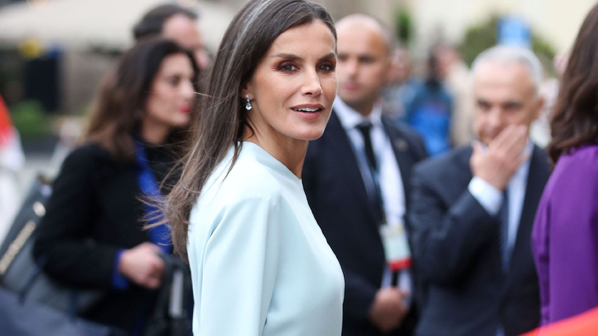 La reina Letizia renueva su vestido almeriense con pendientes de Leonor y accesorios 'animal print'