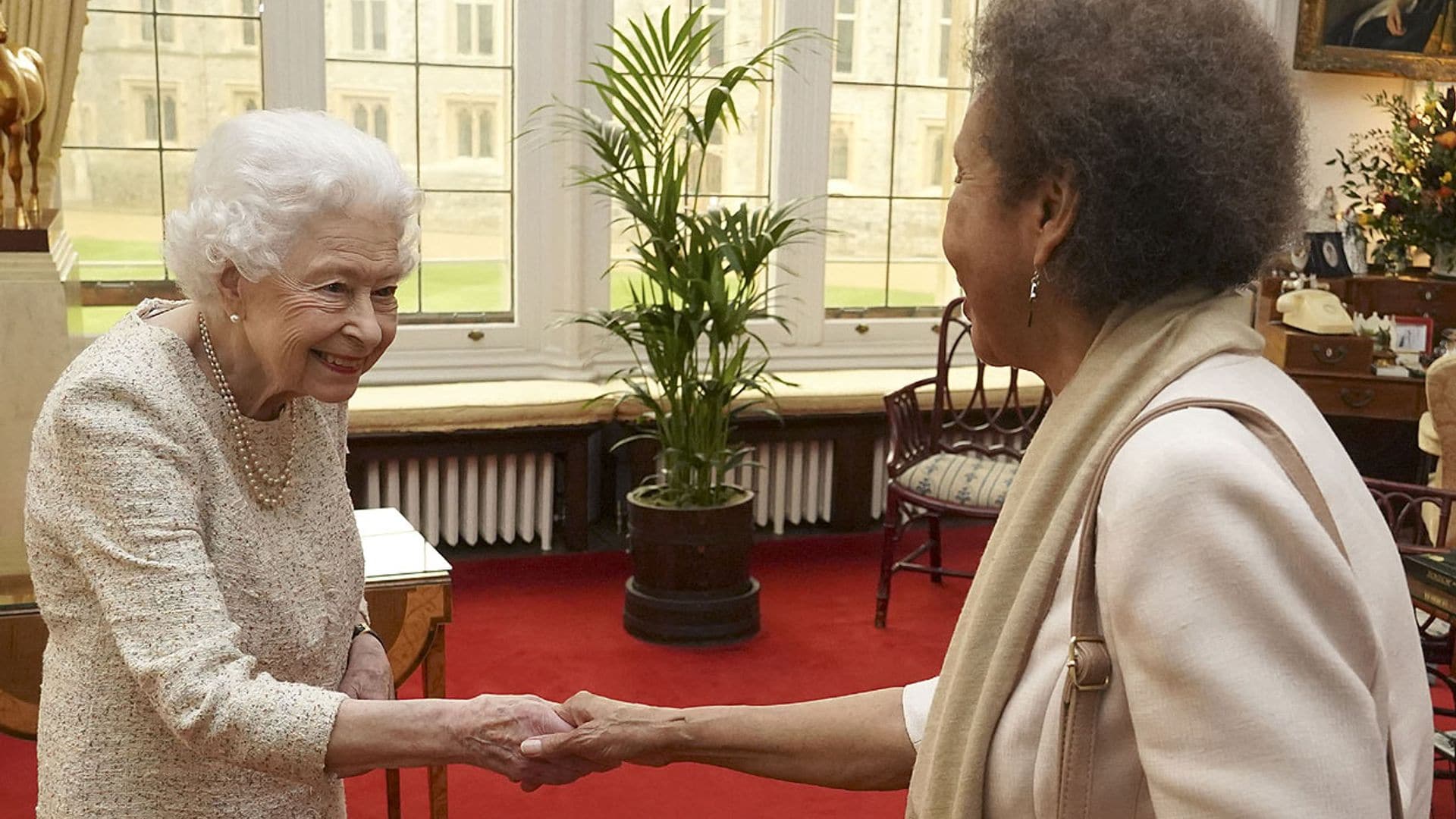 Isabel II retoma su agenda presencial al tiempo que la duquesa de Cornualles anula una cita por las secuelas del covid