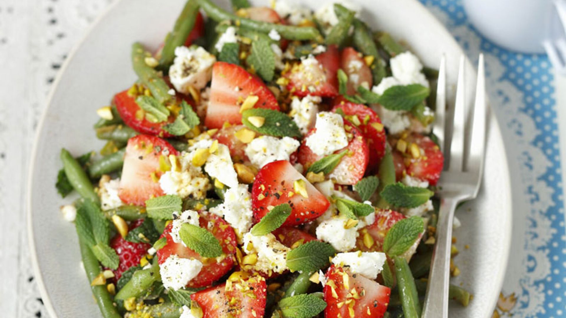 Ensalada de judías verdes con queso feta y fresas