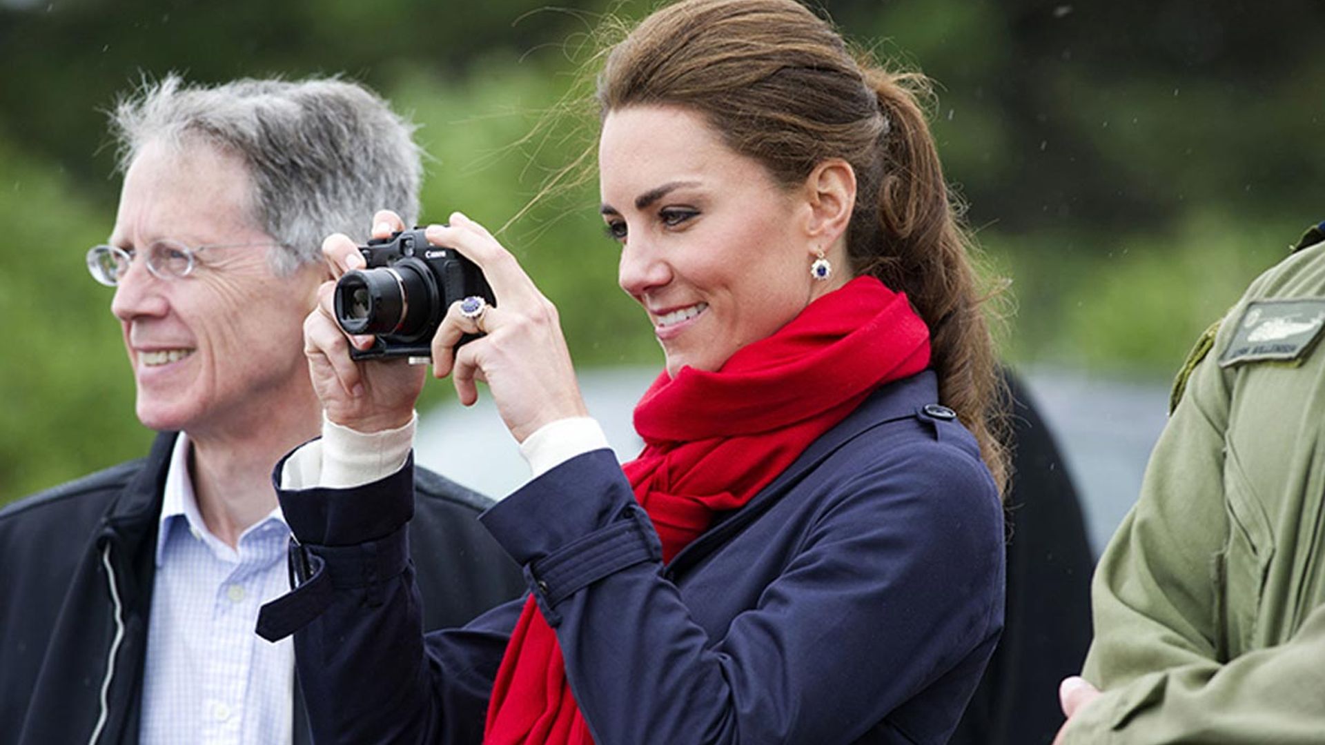 Tras la cámara: Kate Middleton fotografía a los supervivientes del Holocausto