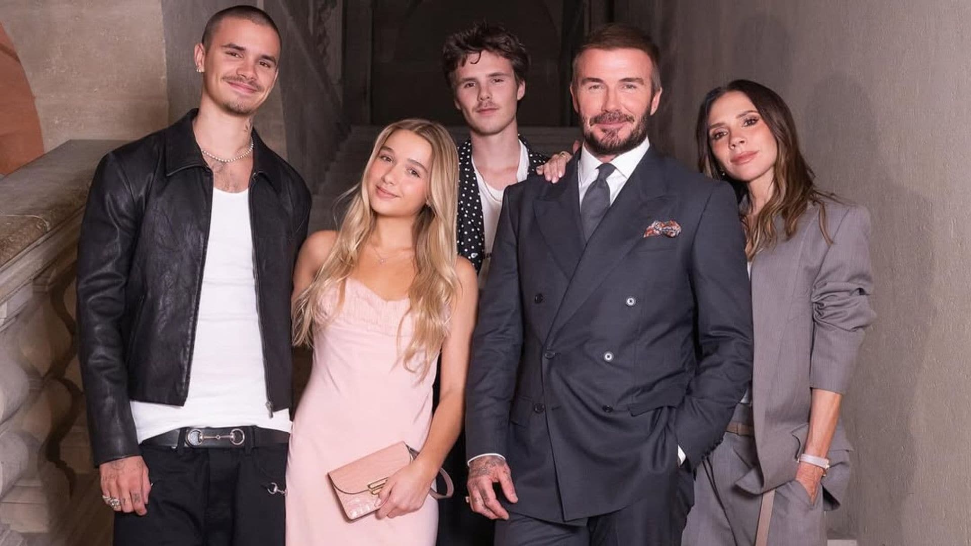 Brooklyn, ausente en el desfile de su madre en París, uno de los más importantes de su carrera como diseñadora