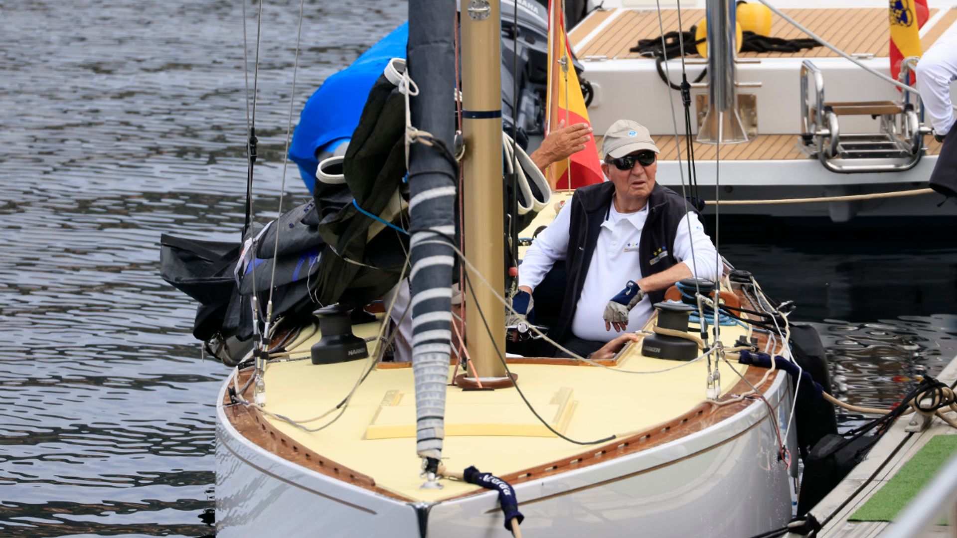 El rey Juan Carlos sale a navegar por Sanxenxo antes de participar en la regata que lleva su nombre