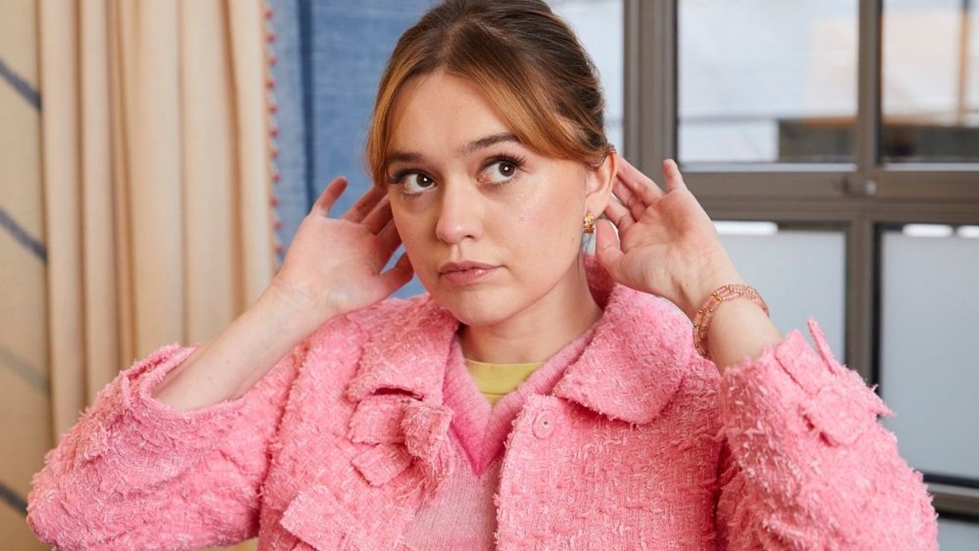 Aimee Lou Wood, de 'Sex Education', reaparece en París con un cambio de look radical