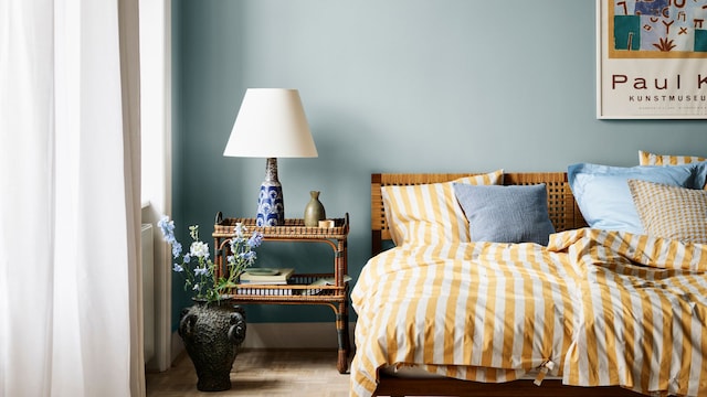Dormitorio con paredes azules