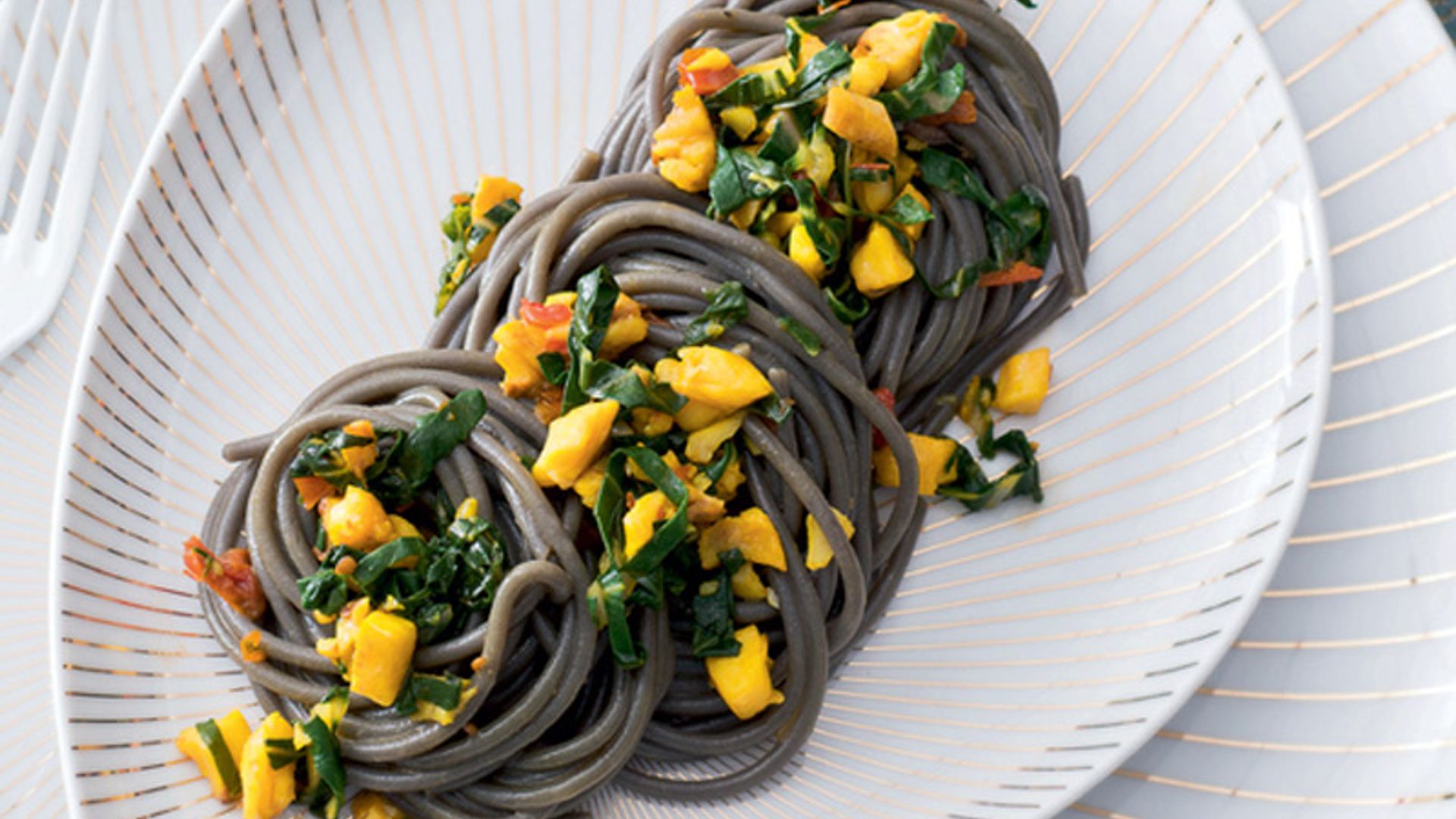 Espaguetis ‘nero di sepia’ con ragú de pez limón
