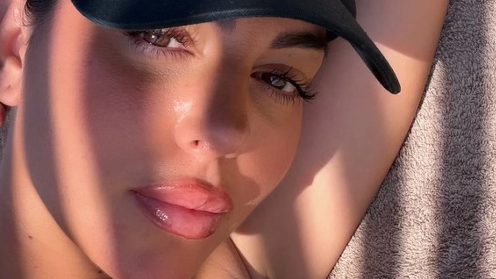 Georgina Rodríguez cambia el yate por un día de playa entre tuppers de sandía, tortitas y termos