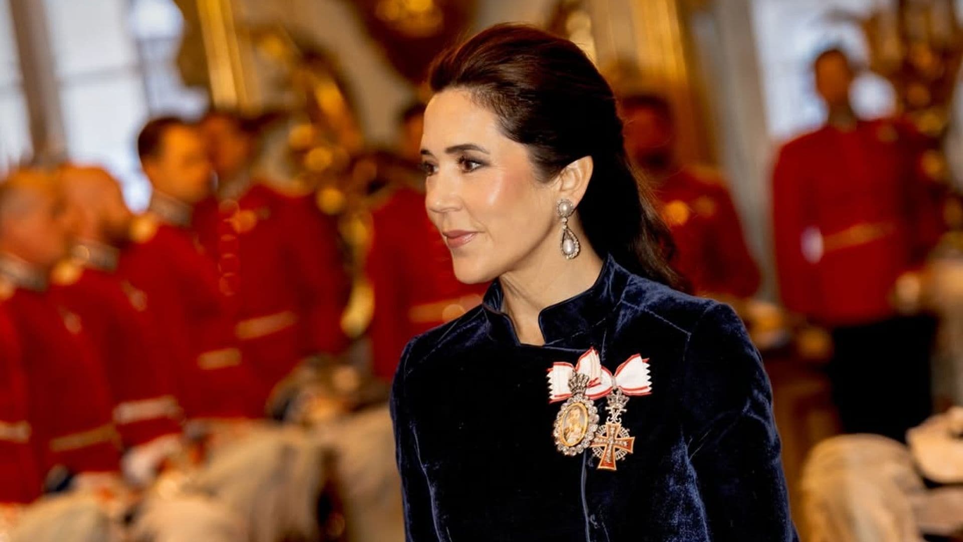 Mary de Dinamarca, fabulosa con su nuevo look de gala de 2026: traje de terciopelo azul y muchas perlas