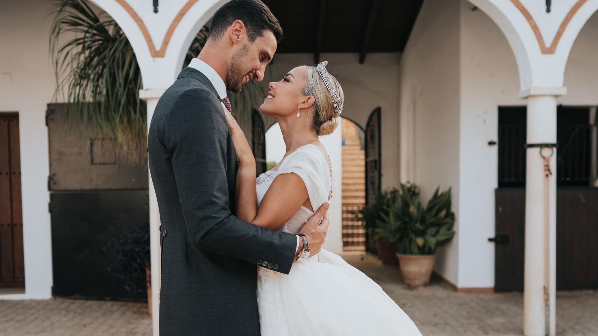 Pista de baile sobre la piscina, un rincón SOS, efectos especiales… Los detalles más sorprendentes de la boda de Sergio Rico y Alba Silva
