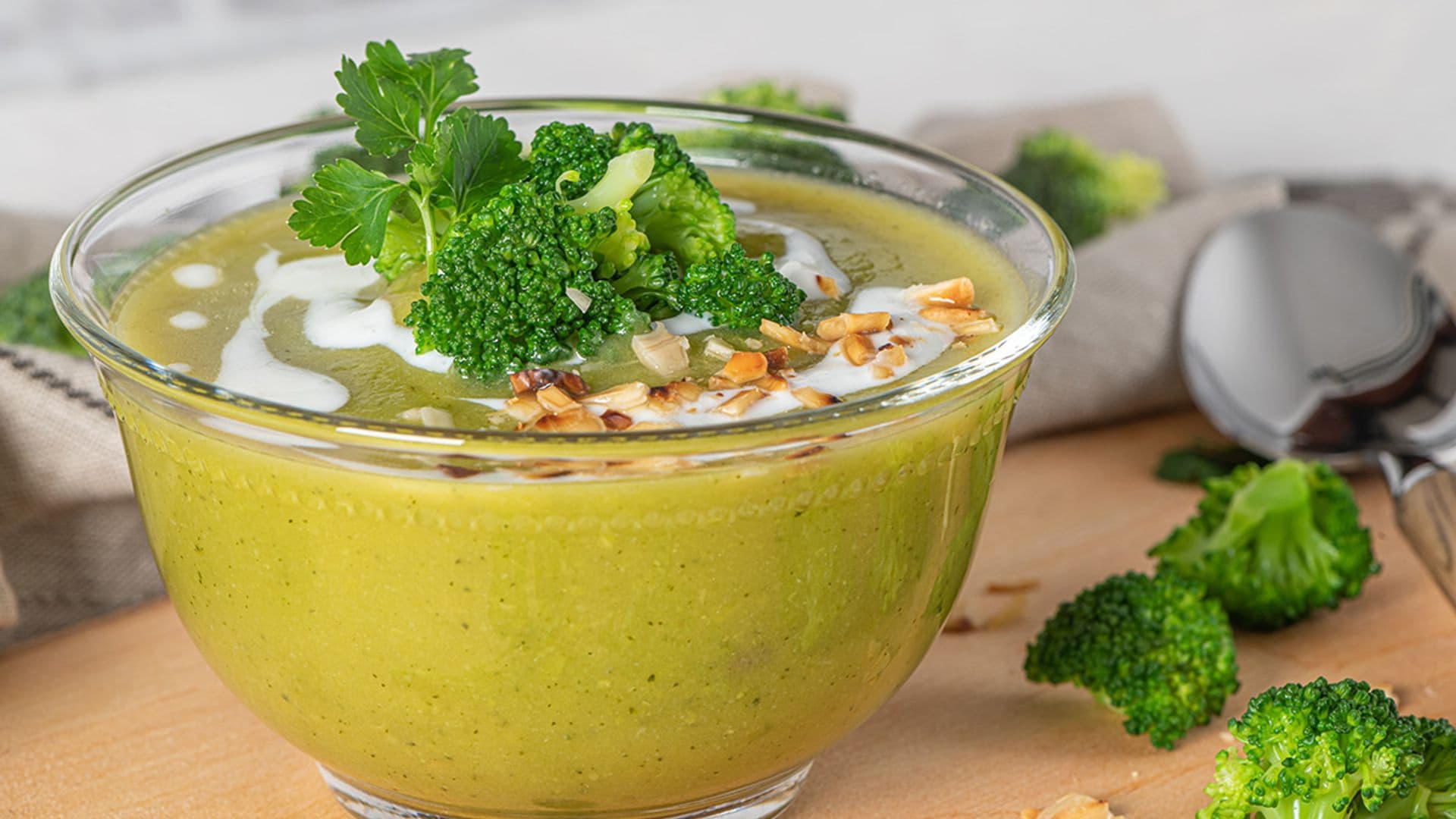 Crema de brócoli con almendras tostadas