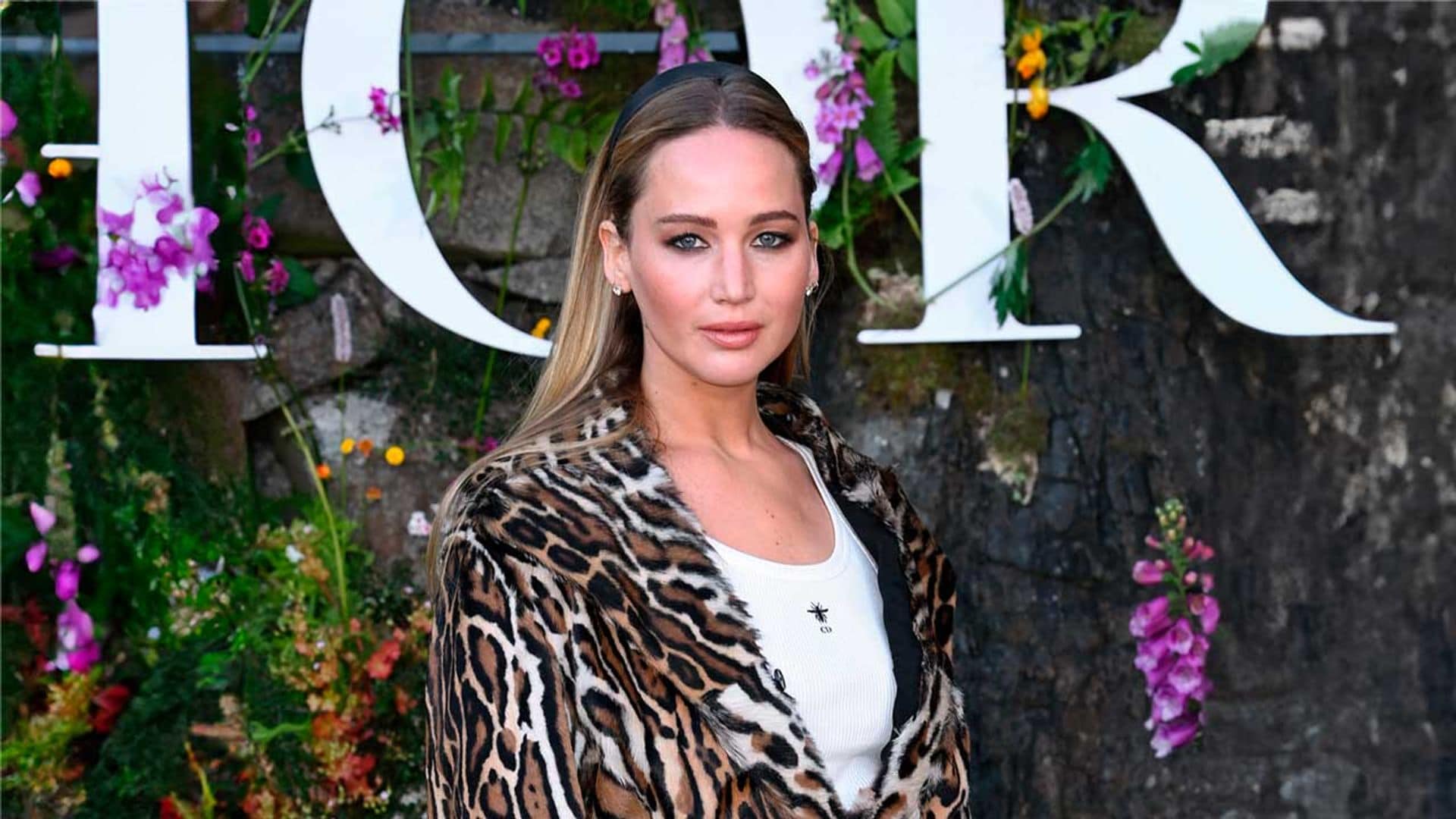 Jennifer Lawrence rescata el accesorio más elegante de los 2000 para su peinado de invitada fácil