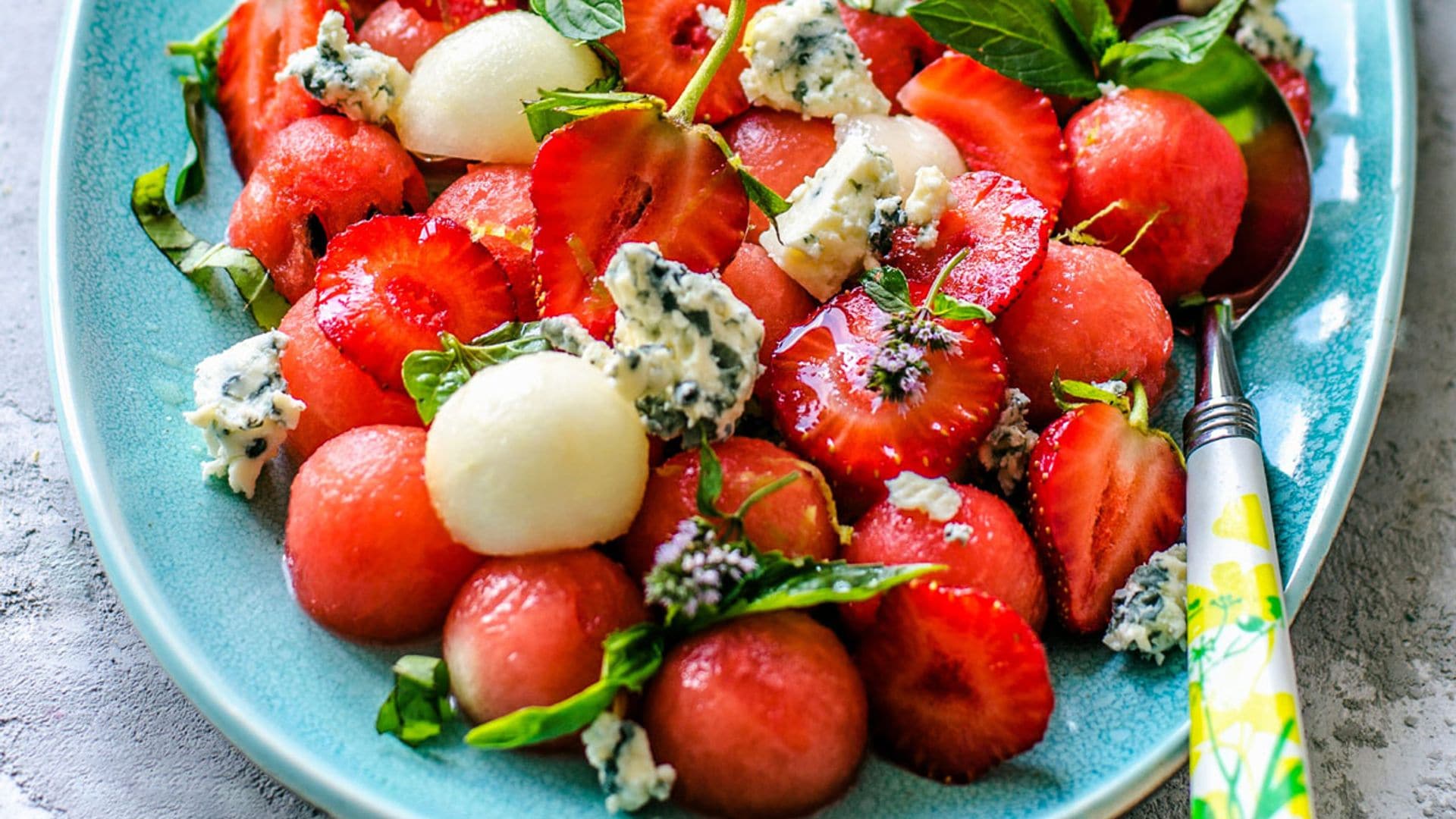 Ensalada de sandía, melón y queso azul