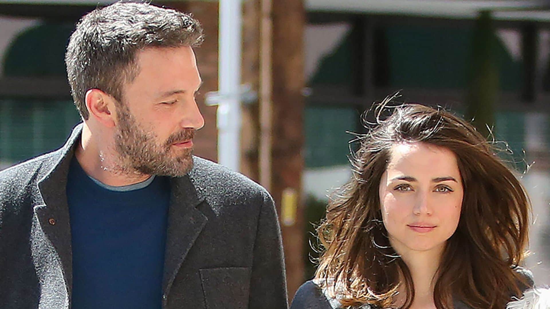 Ana de Armas y Ben Affleck, de viaje en familia con los hijos y la madre del actor