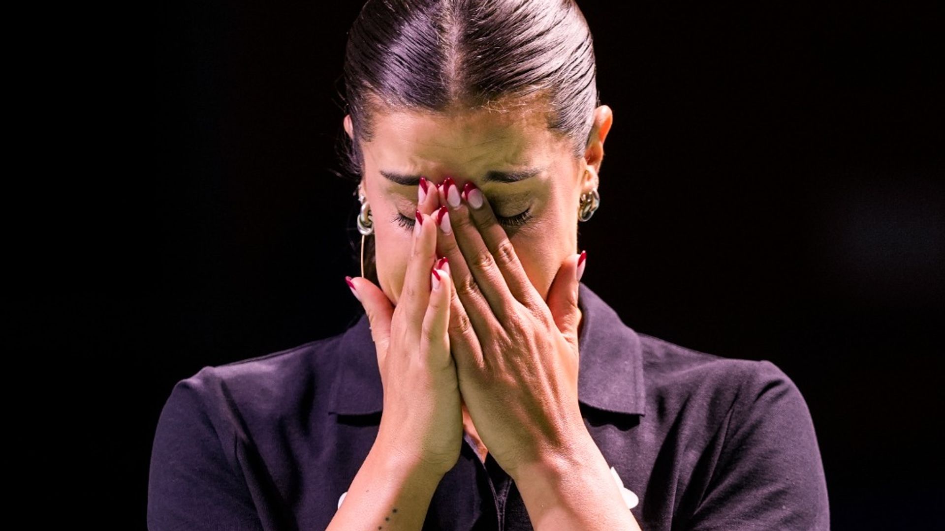 Las lágrimas de Carolina Marín al despedirse del bádminton en Huelva, con un emotivo recuerdo a su padre: “Papá, allá donde estés te sentirás orgulloso de mí”
