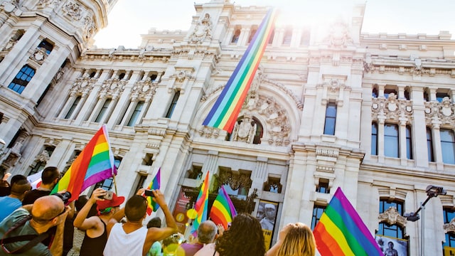 Banderas LGTBIQ+ en el Ayuntamiento de Madrid por las fiestas del orgullo