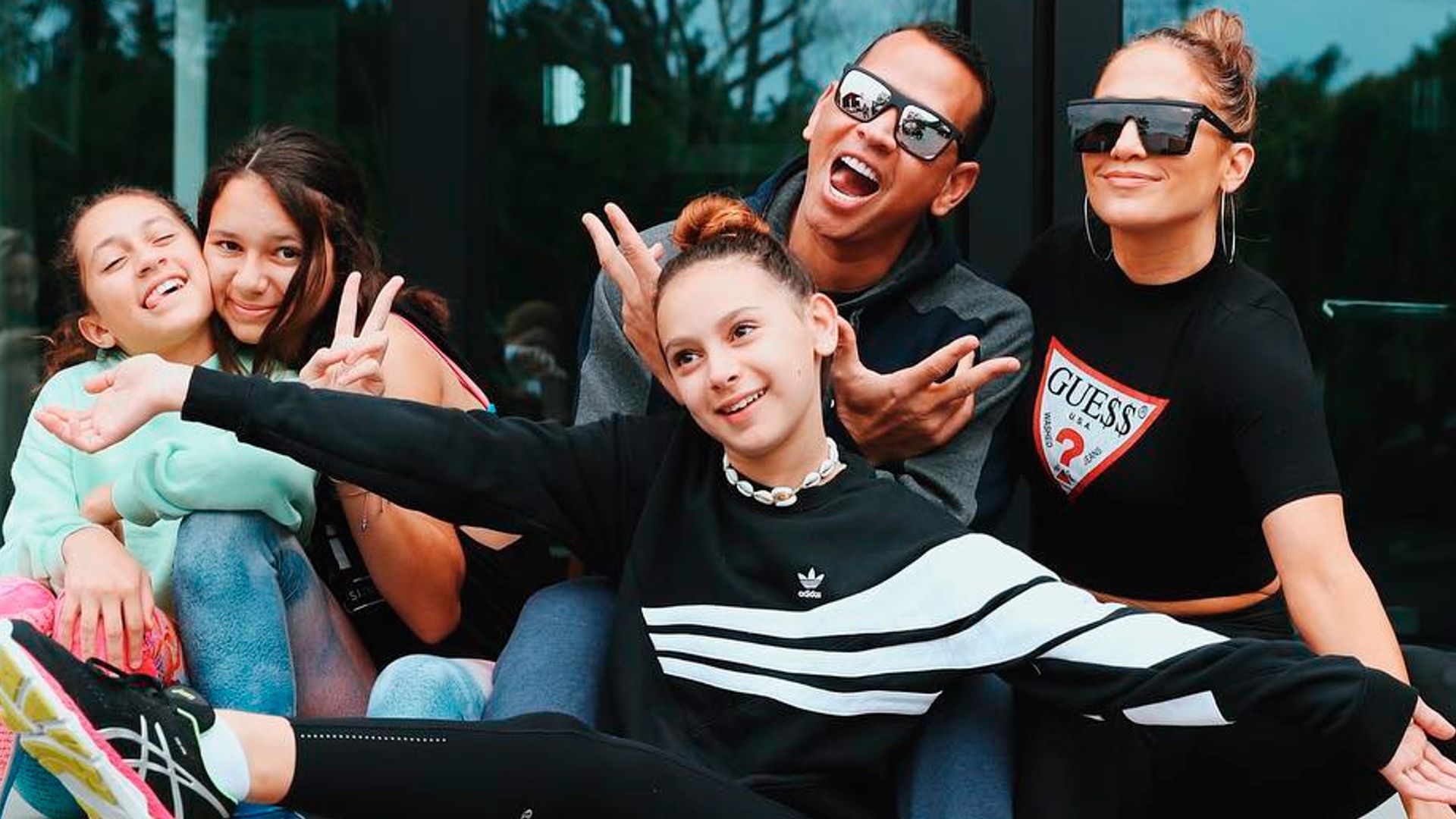 ¡Los padres más 'cool'! Jennifer Lopez y Alex Rodriguez llevan a sus hijas al concierto de Ariana Grande
