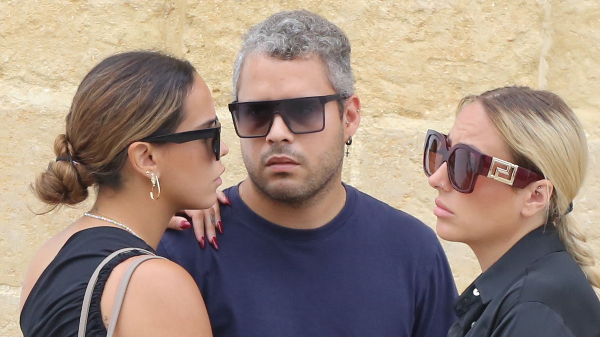 Emoción en el adiós a Michu: Rocío Flores y Gloria Camila arropan a José Fernando