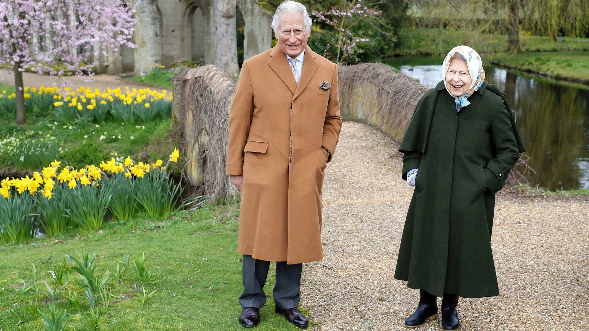 La reina Isabel y el príncipe Carlos, primer reencuentro, sin mascarilla, después de un año