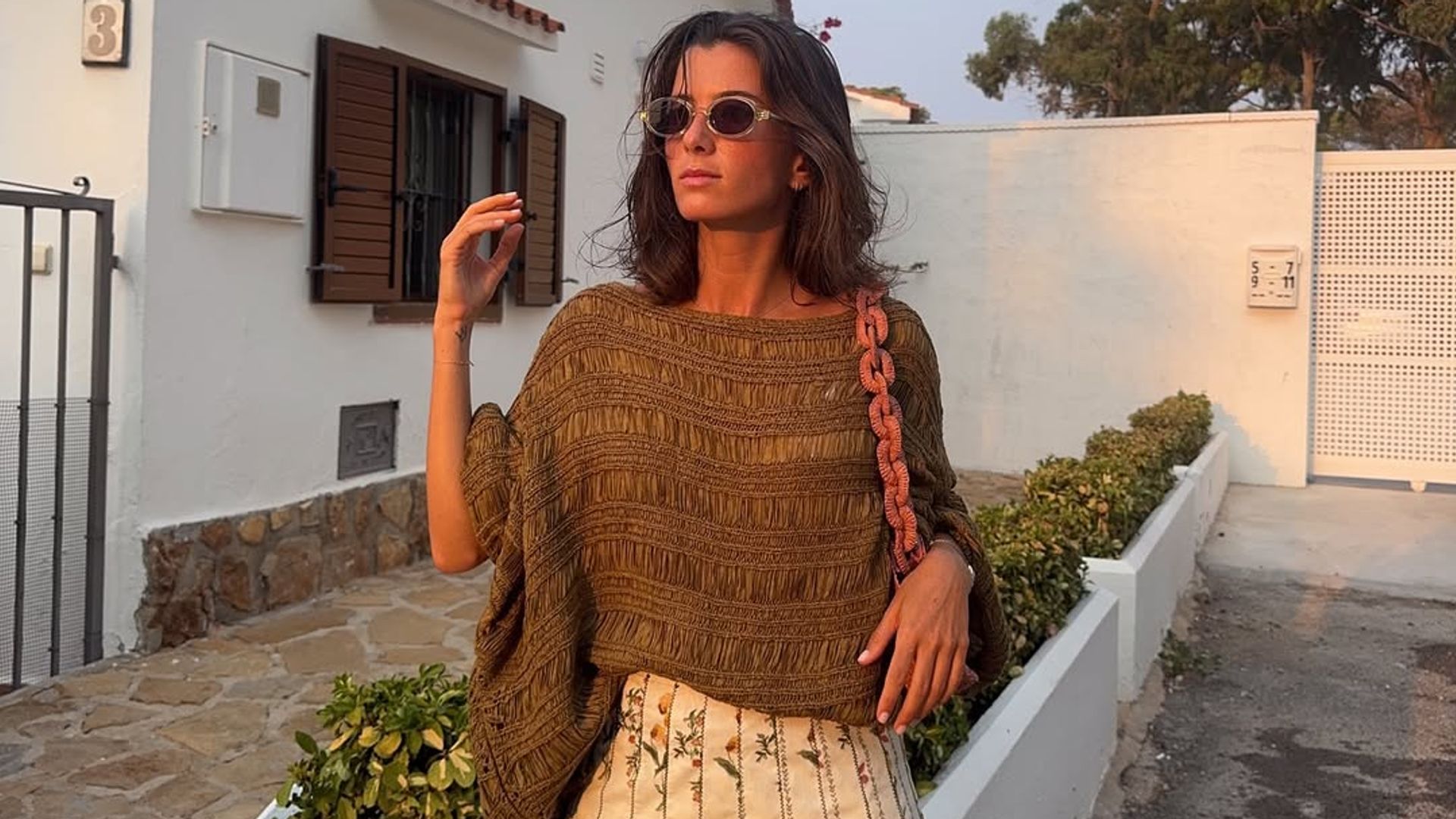 Una única falda de flores de Zara para crear 3 looks que te salvarán el verano