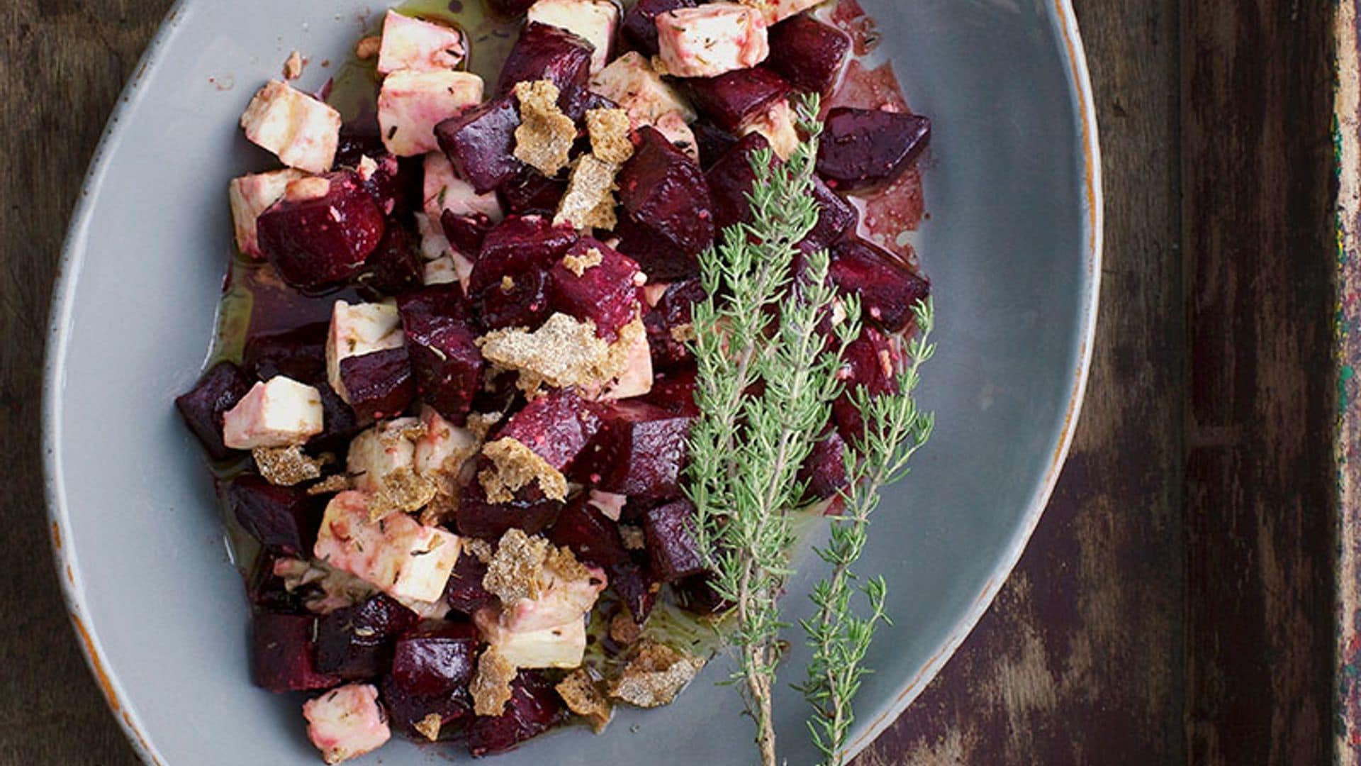 Ensalada de remolacha con queso feta, vinagreta de miel y un toque crujiente