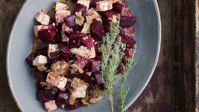 ensalada de remolacha con queso feta vinagreta de miel y un toque crujiente