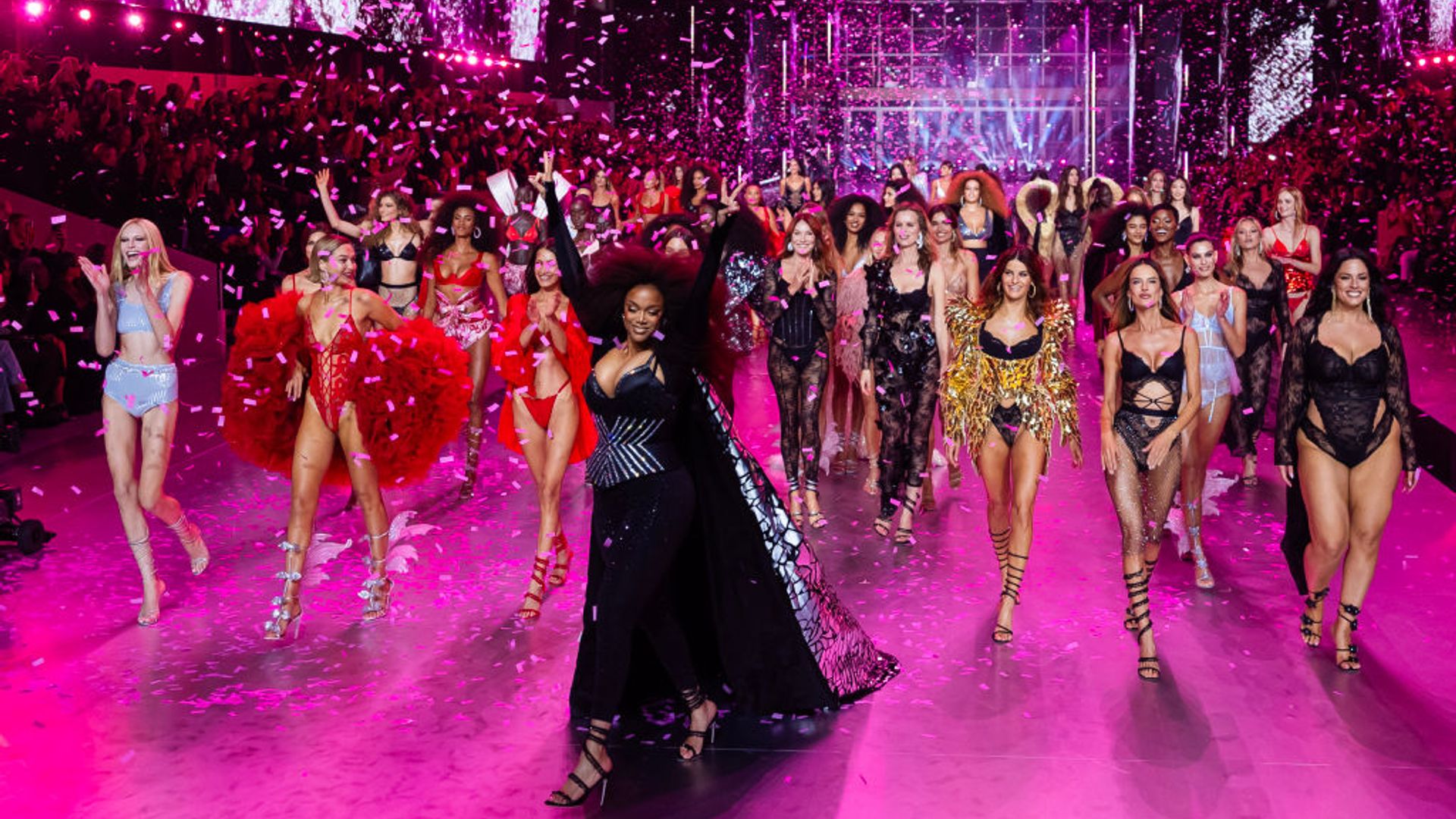 Los momentos más icónicos del Victoria's Secret Fashion Show 2024 | ¡HOLA!