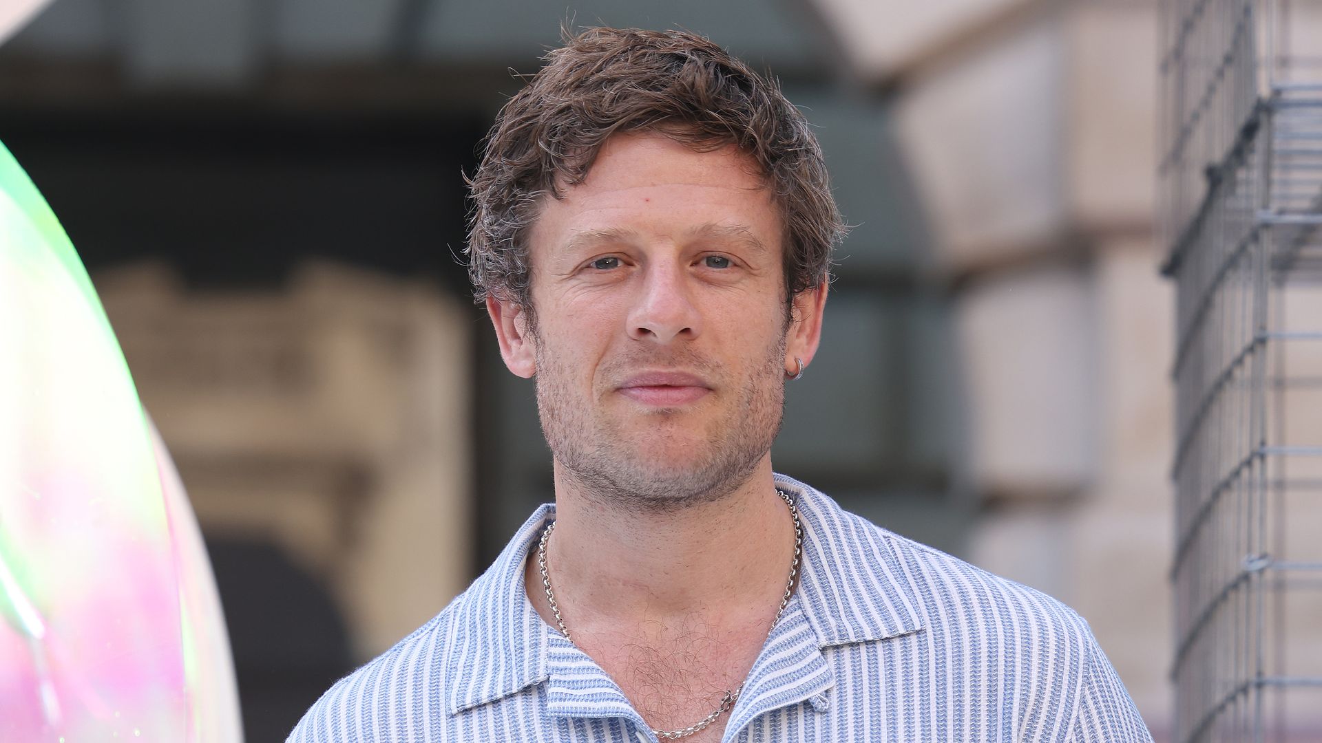 James Norton da una respuesta muy ingeniosa tras ser descubierto con un billete de tren para mayores de 60 años