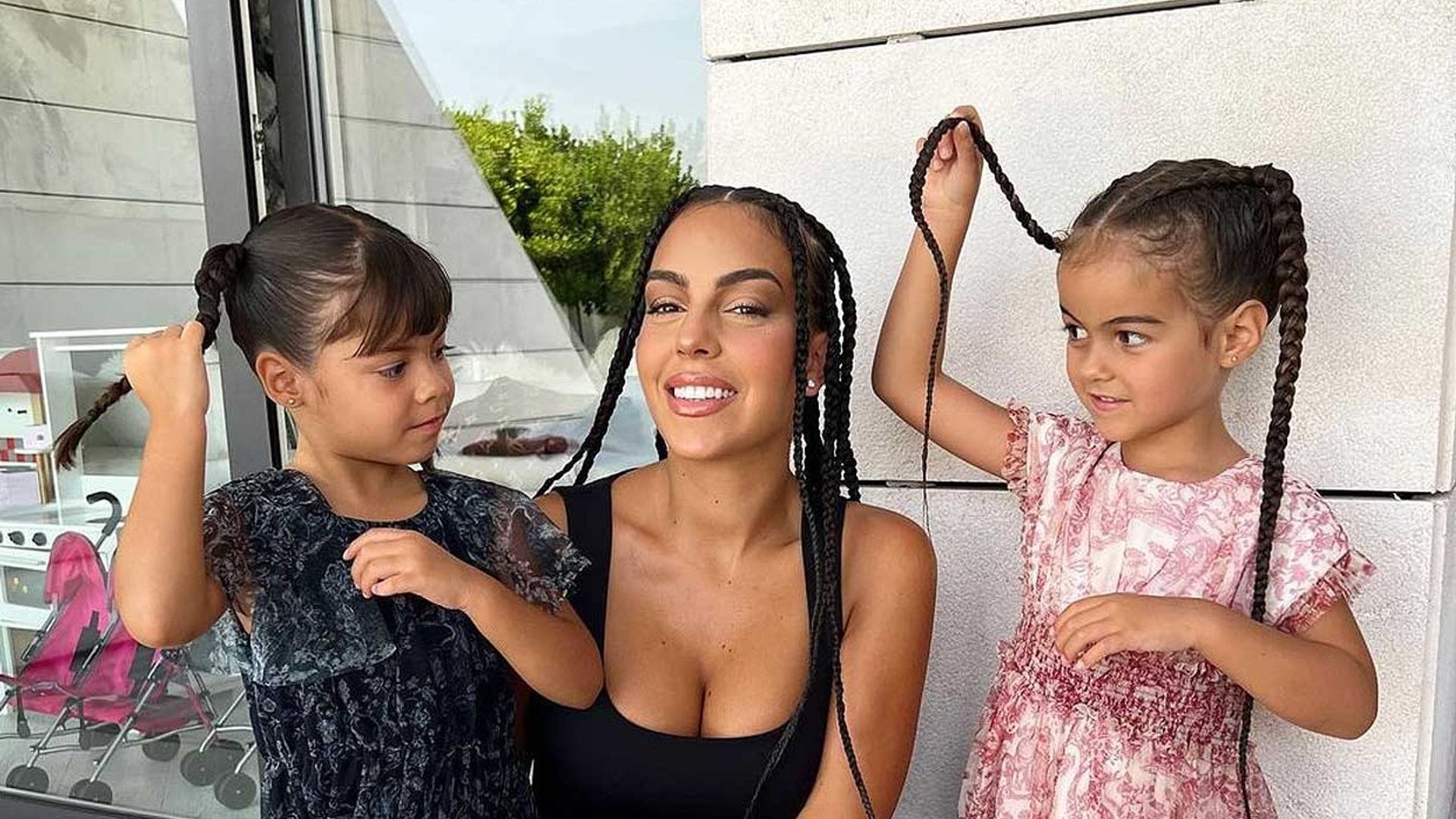 ¡Tres gotas de agua! Alana y Eva siguen el estilo de su mamá Georgina Rodríguez y se apuntan al peinado del verano