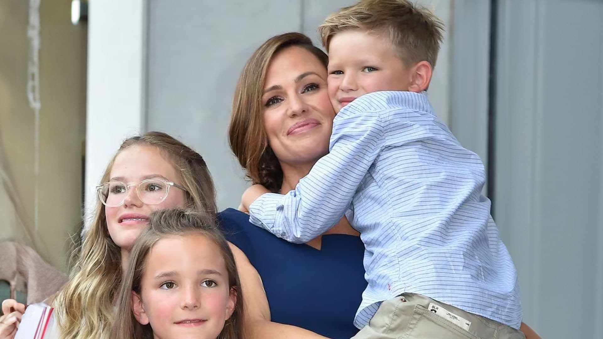 Un año después de cambiar de nombre, el hijo de Jennifer Garner y Ben Affleck presenta su nueva imagen