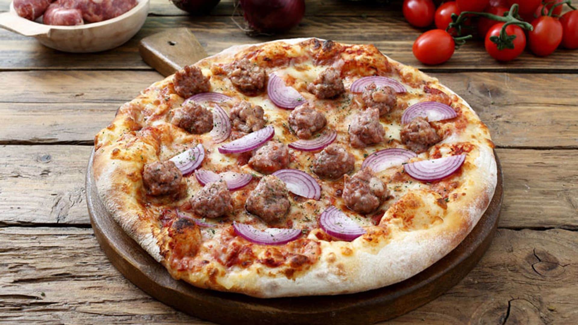 Pizza de salchichas blancas y cebolla morada