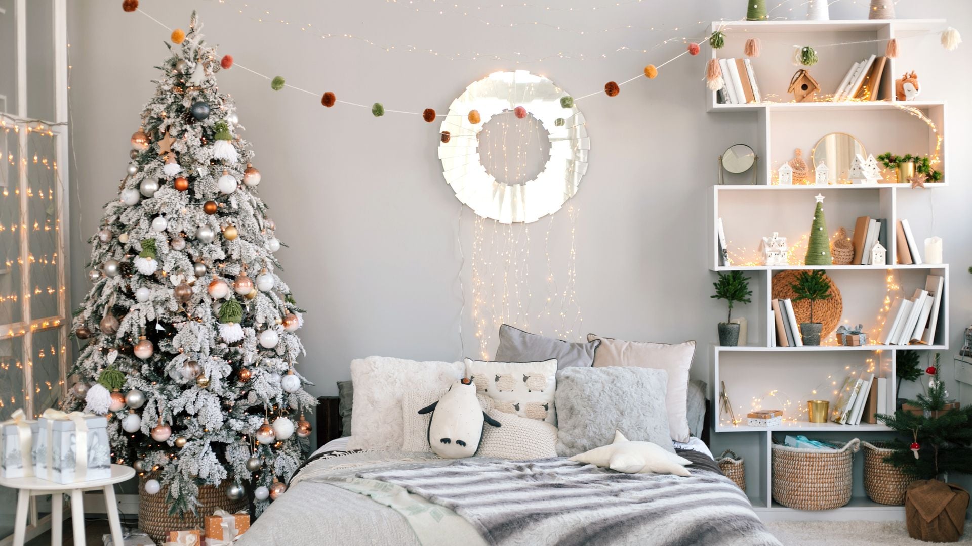 Decoración navideña en una habitación toda en blanca, verde y gris.