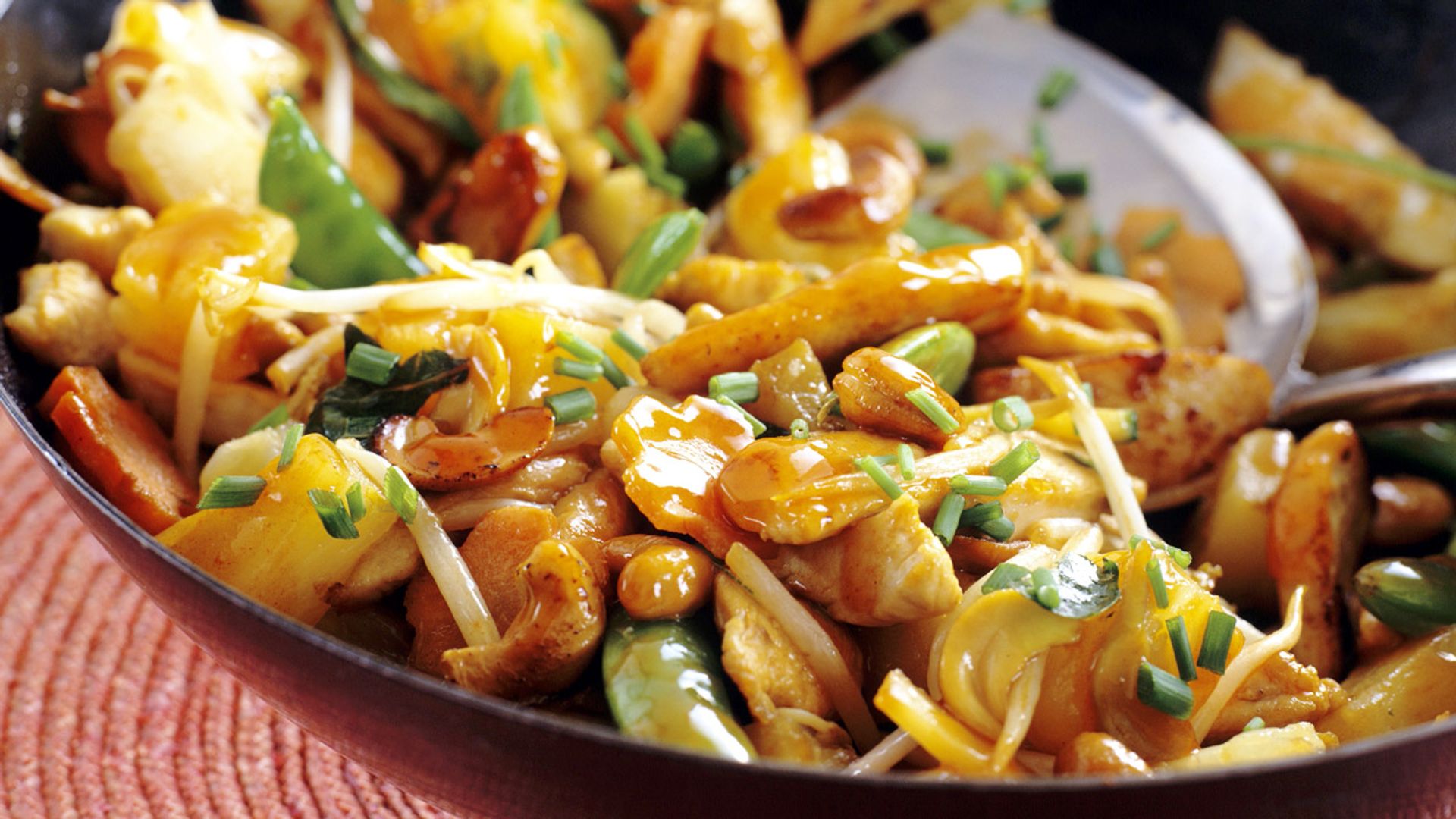 Wok de pollo con piña y tirabeques