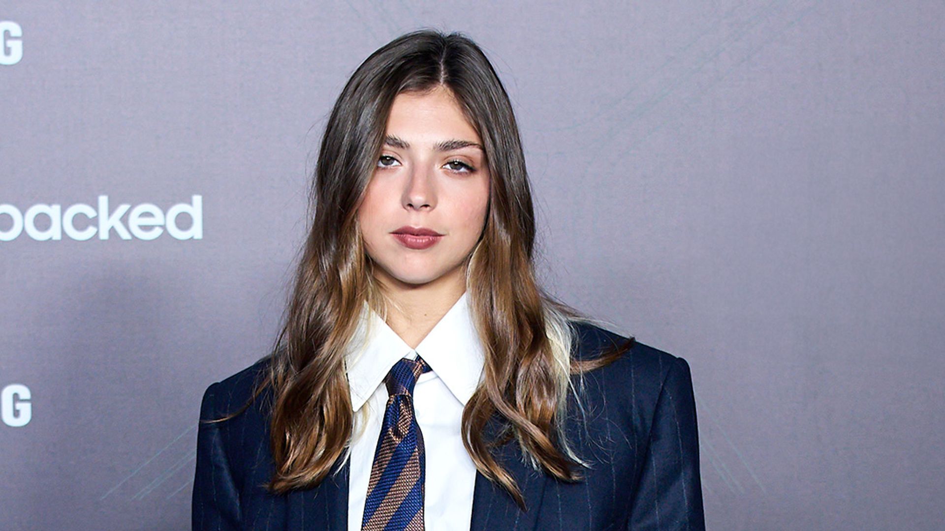Las actrices españolas se apuntan al azul marino que este invierno funciona en todos los looks de invitada