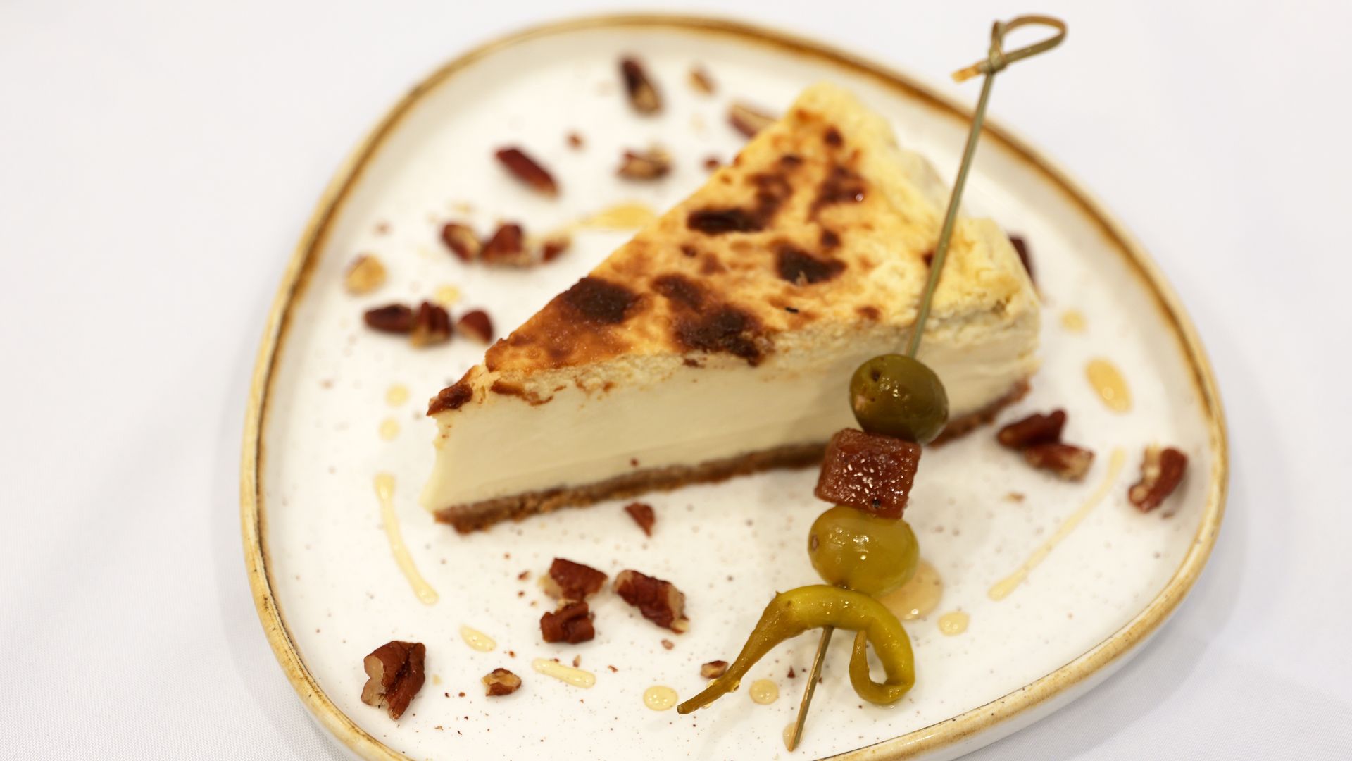 La mejor tarta de queso de Madrid lleva cuatro quesos y se sirve con una curiosa gilda