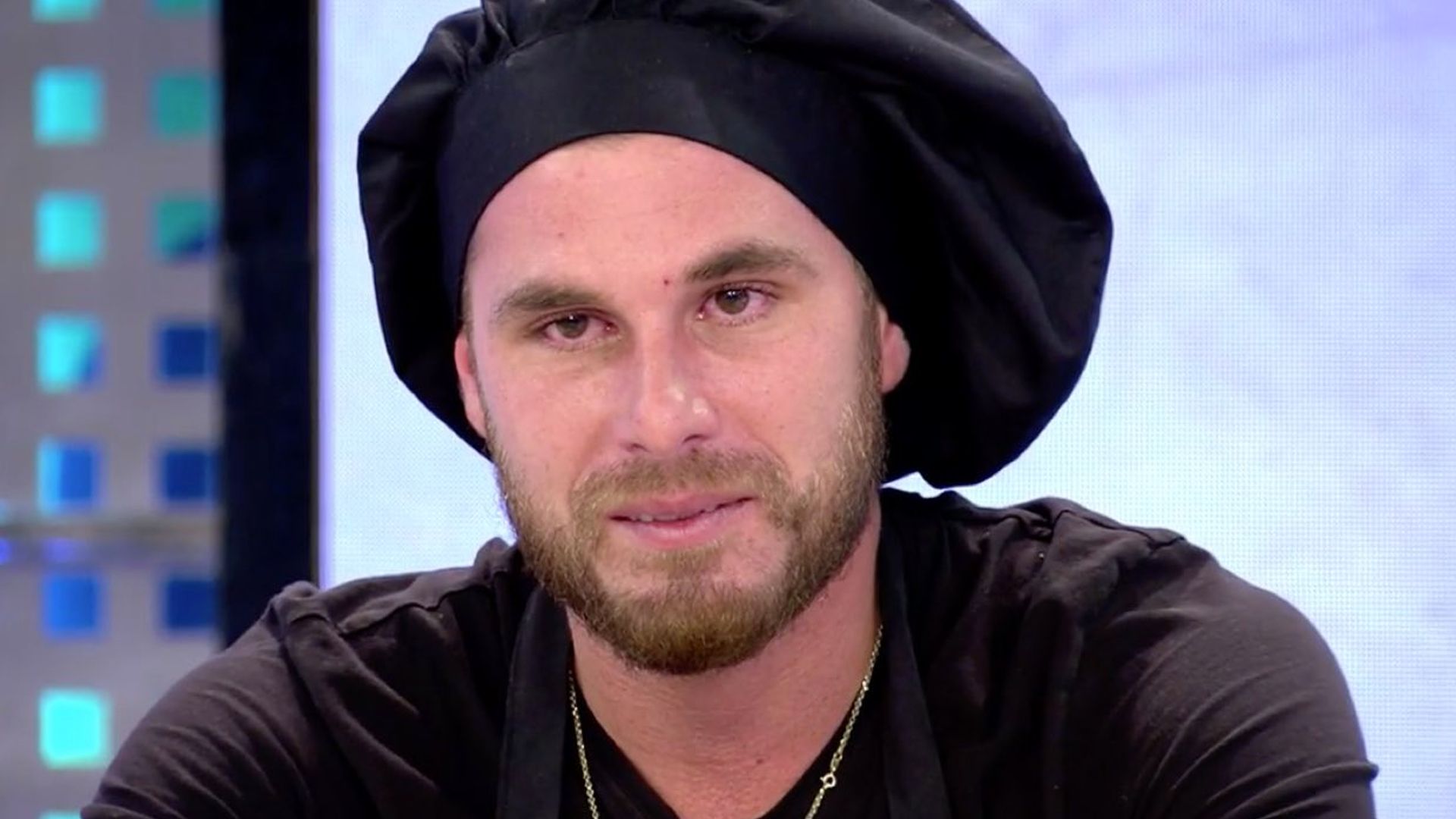 Tom Brusse se derrumba al recordar la etapa de su vida en la que perdió a su madre