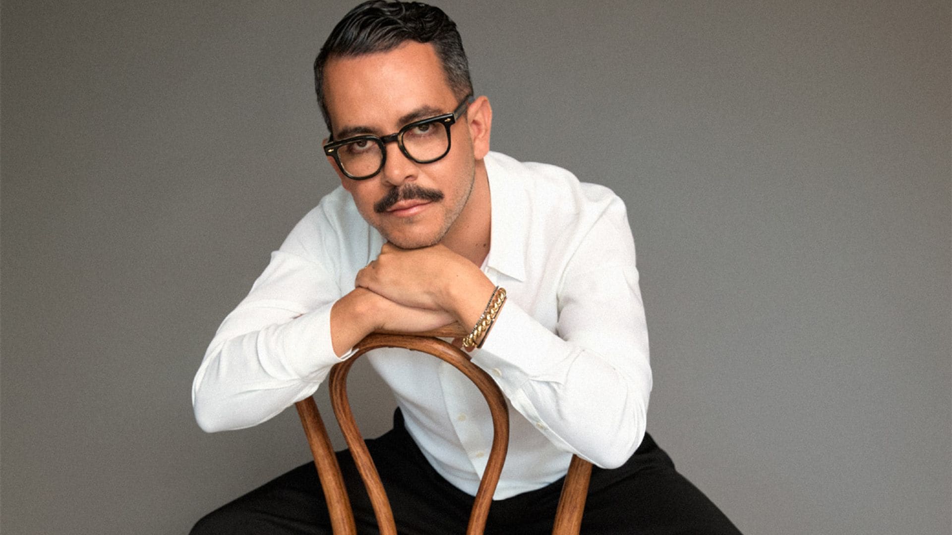 Manolo Caro, el gran creador de series, nos explica por qué eligió a ¡HOLA! para la trama de 'Sagrada Familia'