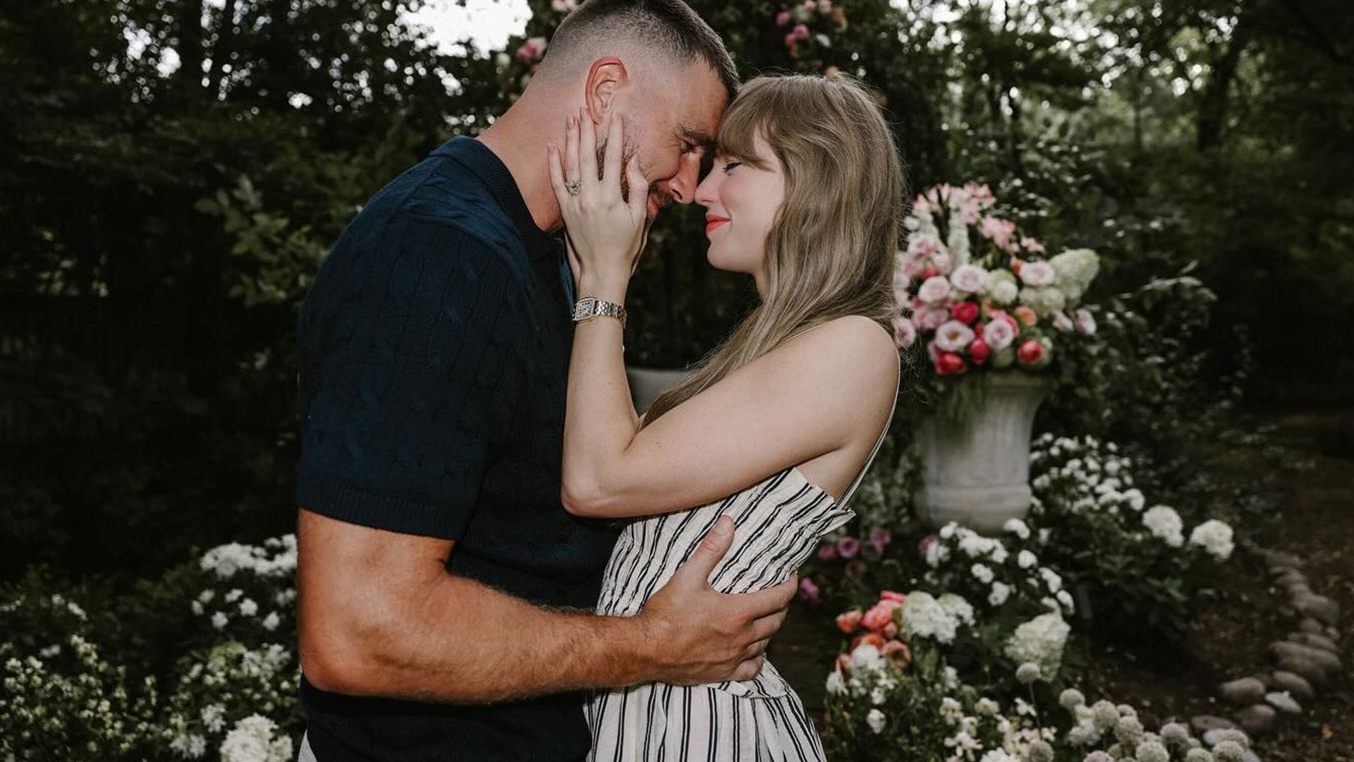 taylor swift abrazo travis kelce
