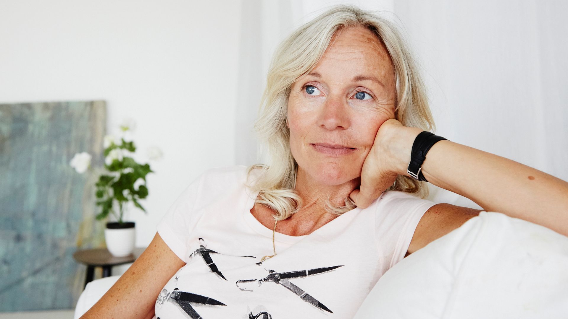 Mujer en la menopausia relajada en un sofá 