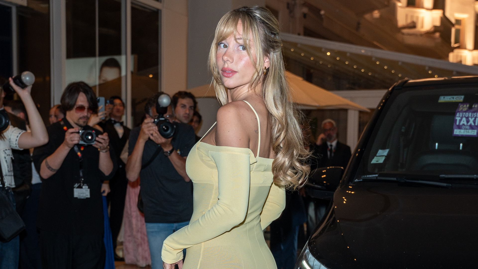 De Adria Arjona a Ester Expósito: peinados ideales para verano inspirados en Cannes