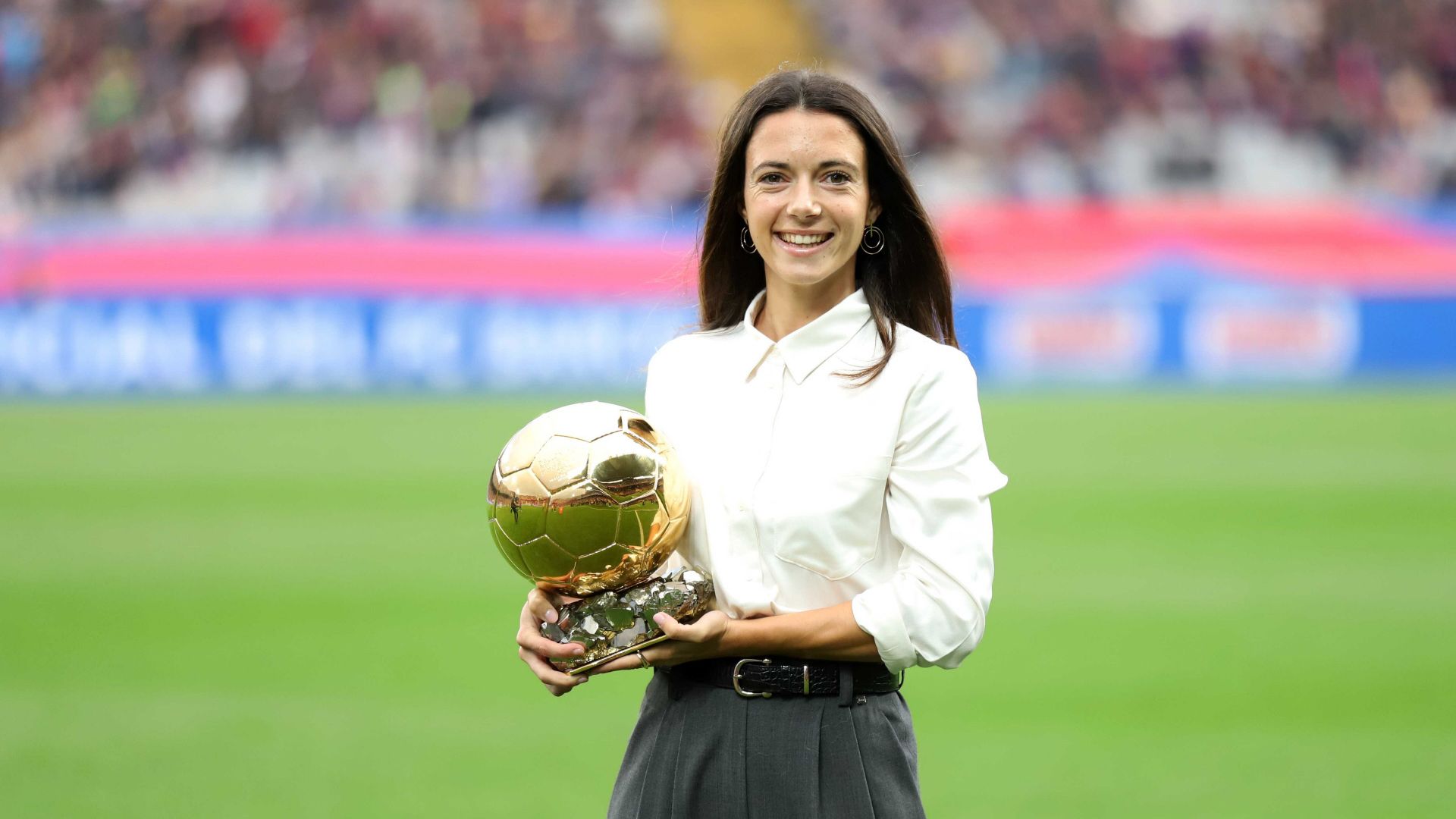 la futbolista Aitana Bonmatí con el Balón de Oro, Barcelona