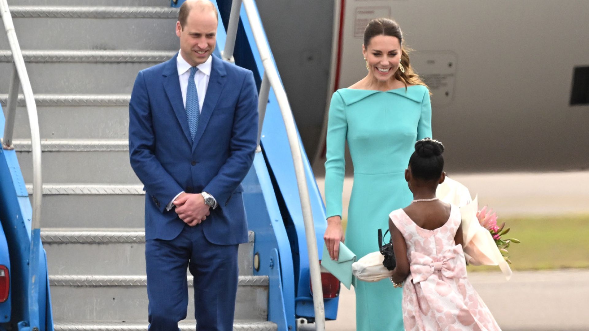 La anécdota de Guillermo y Kate con una niña que les recibió en las Bahamas: '¡Son son muy altos!'
