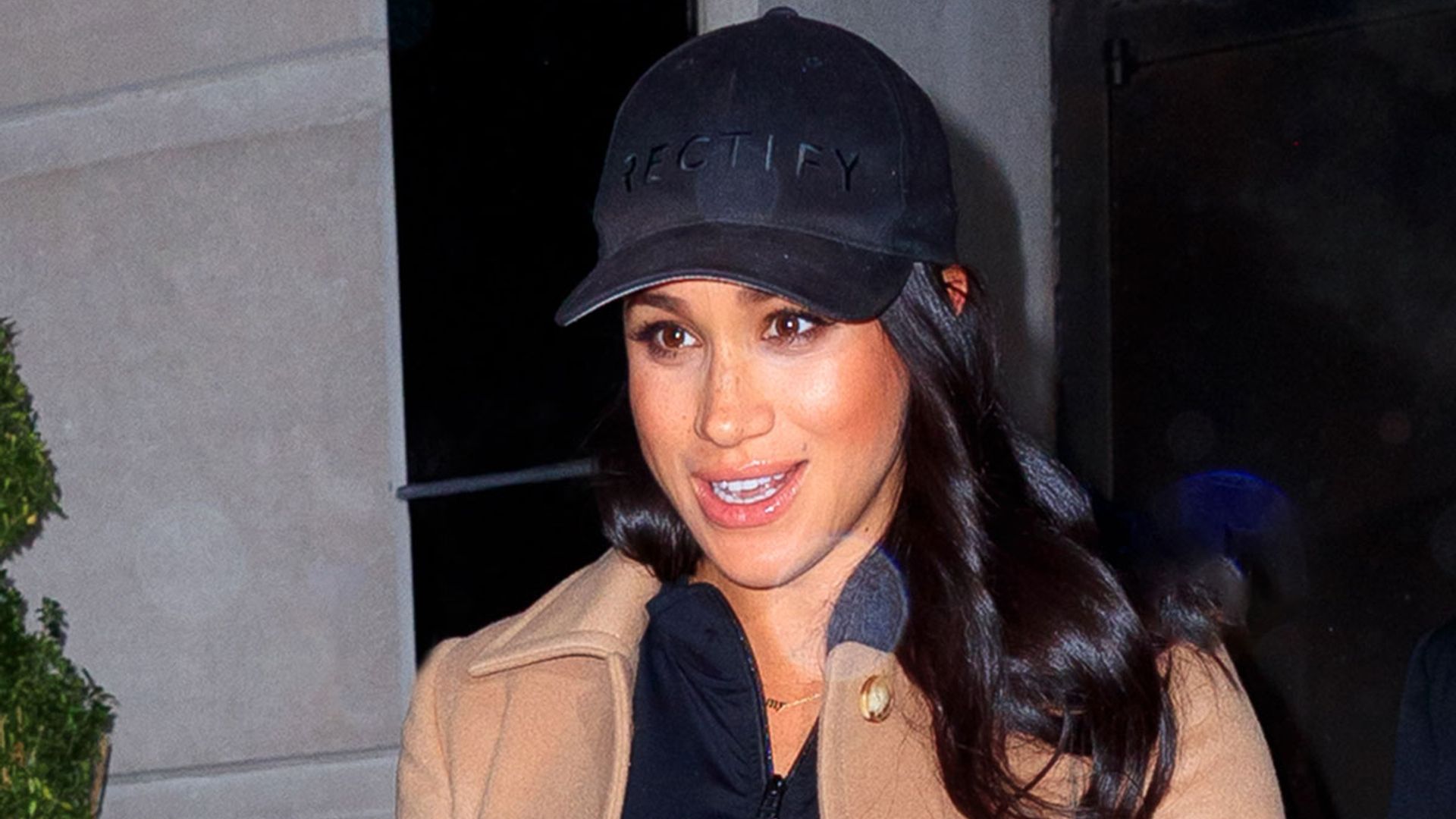 Meghan Markle envía un mensaje con su collar personalizado
