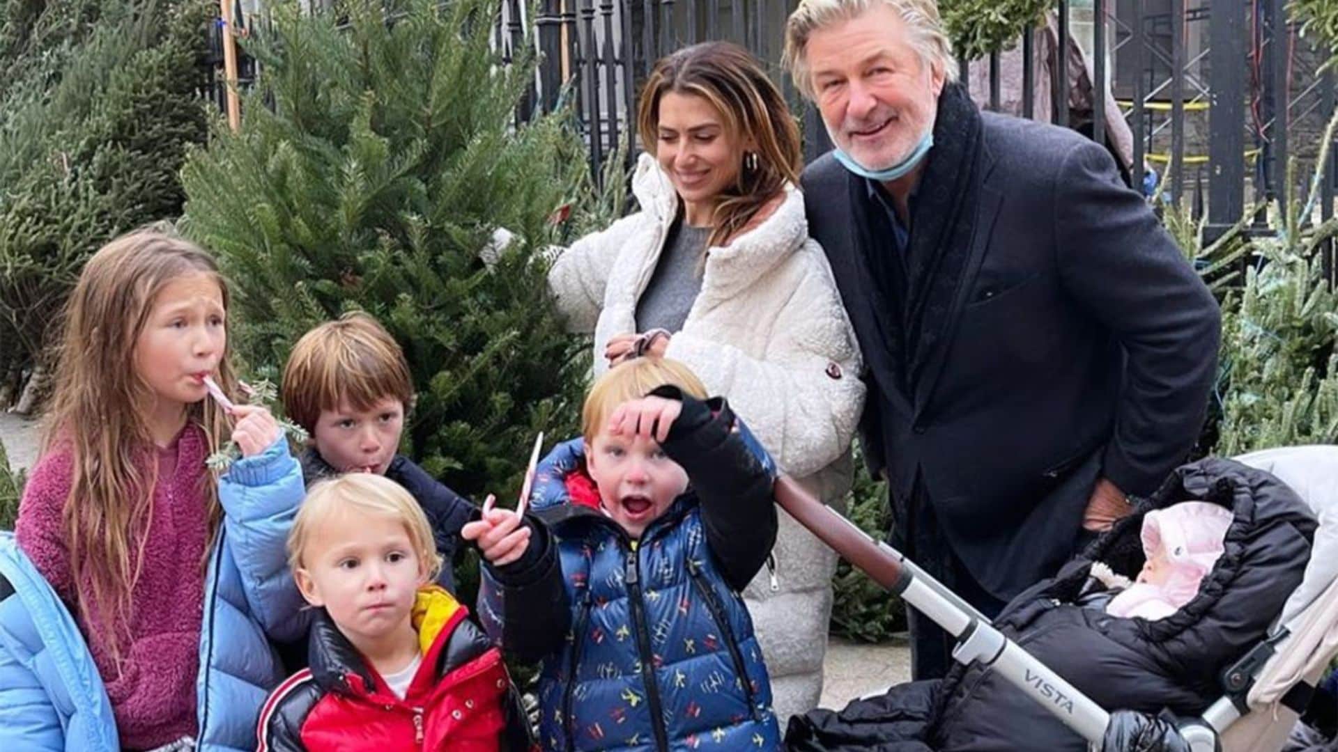 Alec e Hilaria Baldwin presumen de sus 'mini-Beatles' actuando en la calle