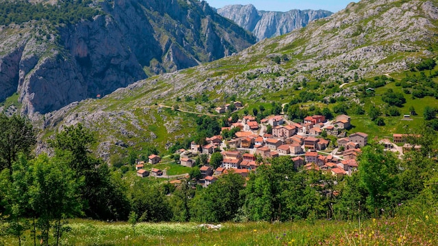 Panorámica de Sotres, Pueblo Ejemplar de Asturias 2024, en los Picos de Europa