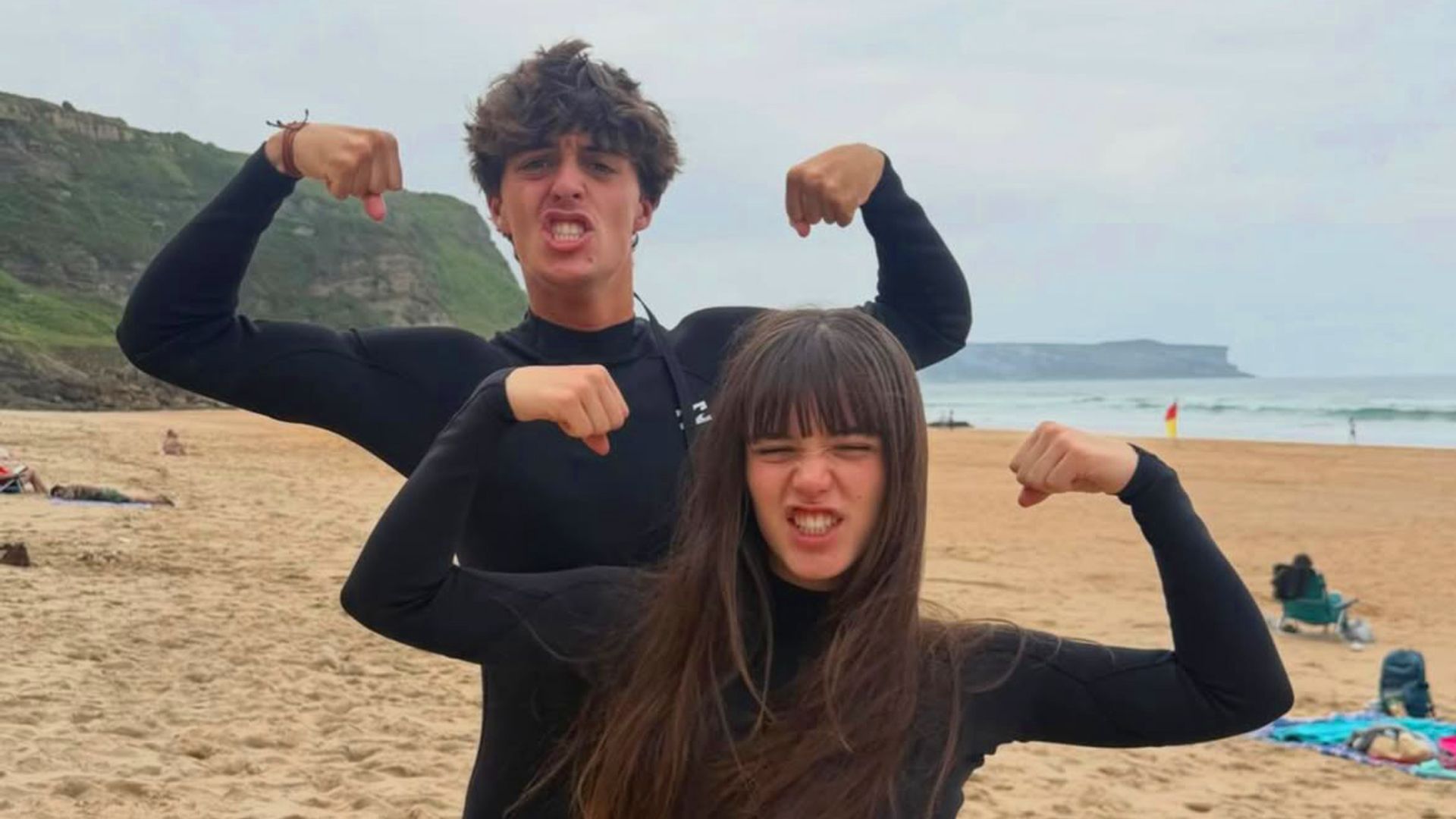 El paraíso surfero de Cantabria que han elegido Daniela Carbones y Juan Martín este verano para disfrutar con amigos